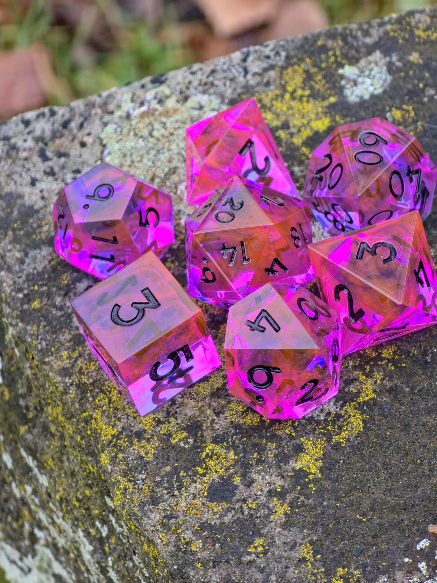Radiant Ember – Handgemachtes Polyedrisches Würfelset aus Resin | Leuchtend Pink-Oranger Nebula Effekt | DnD Dice Set TTRPG