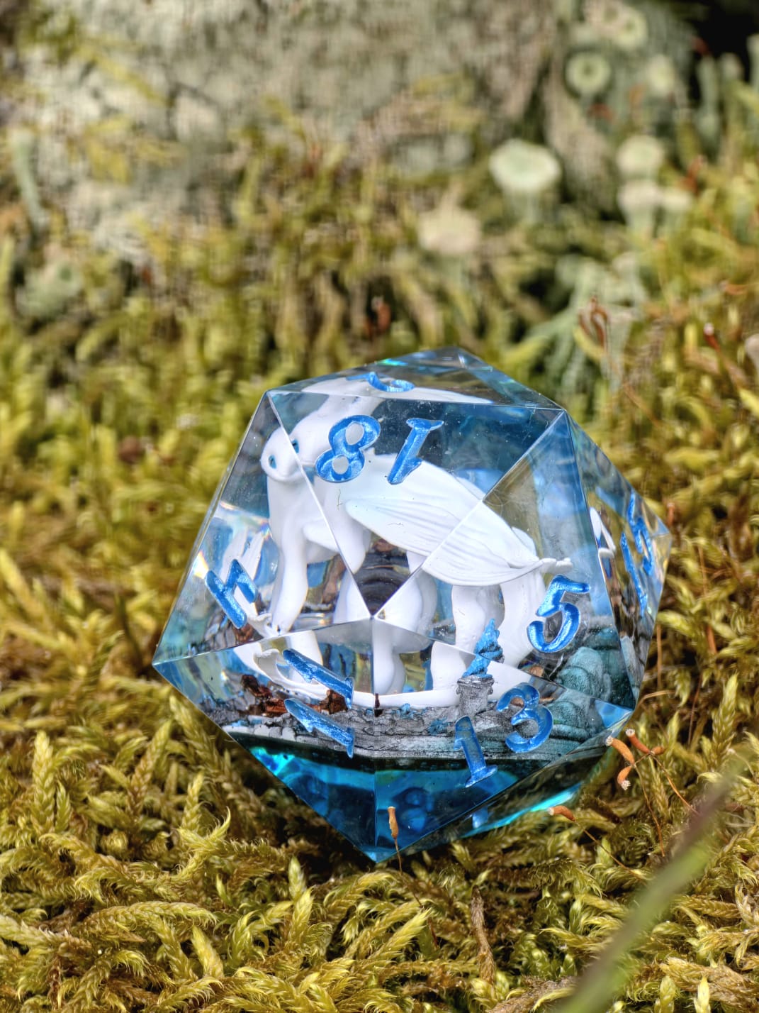 Tagesschatten D20 35mm – Handgemachter Resin Dragon Dice inspiriert von Drachenzähmen leicht gemacht, Fantasy Würfel mit Drache