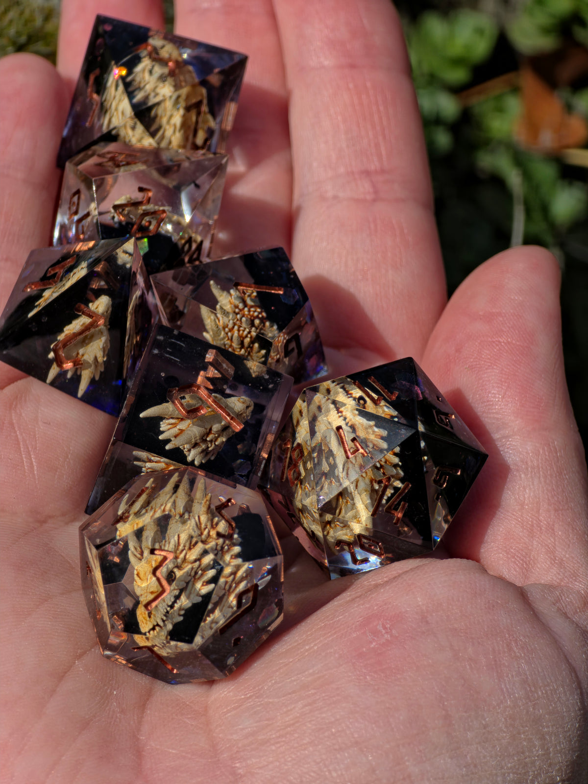 Dragon's Legacy – Ancient Skulls Drachen Schädel Würfelset – 7-teiliges DnD Resin Dice Set | Dragon Skull Dice mit Kupfer Zahlen | Handmade Fantasy Würfel