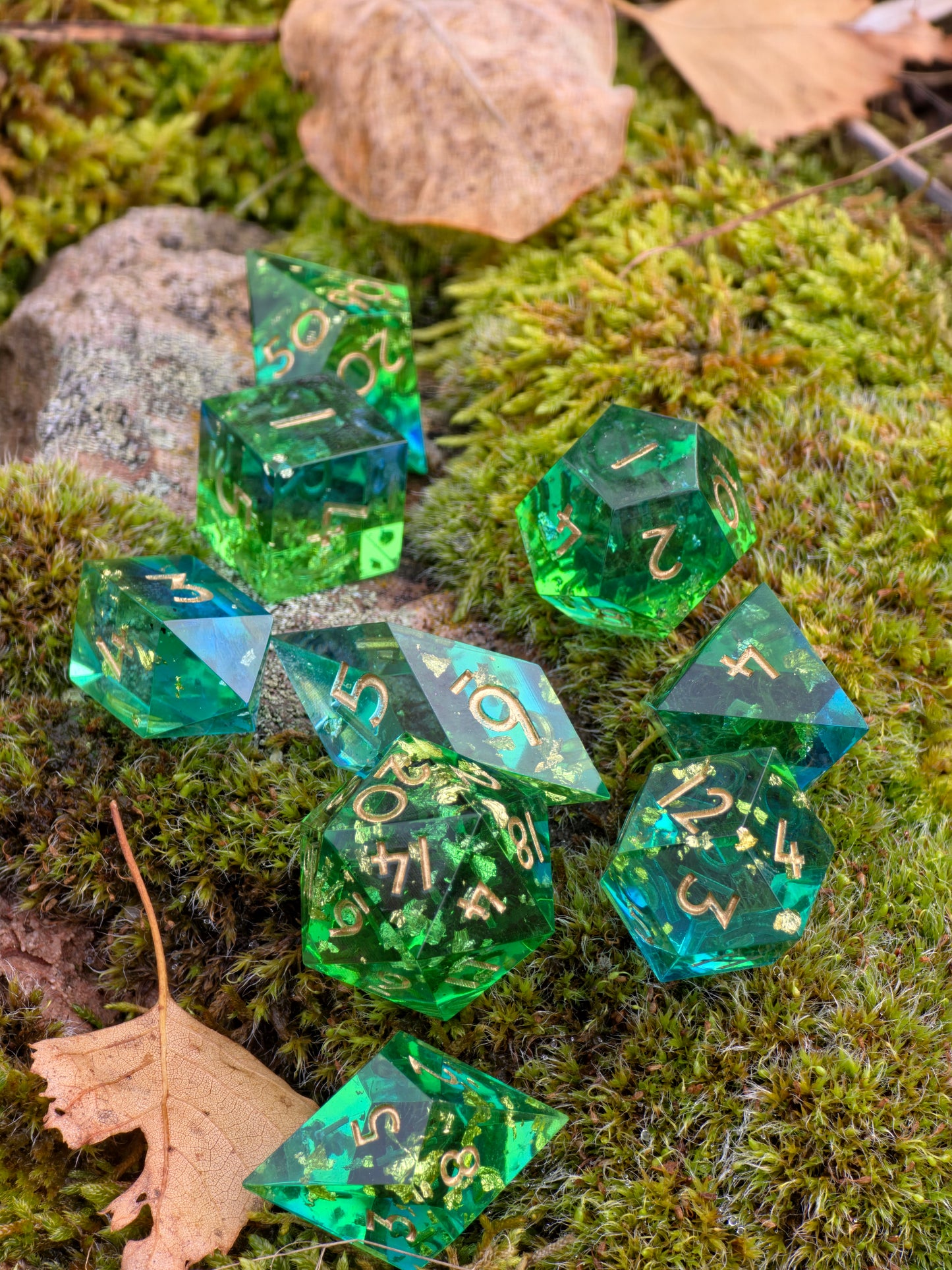 Handgemachtes Polyedrisches Würfelset „Emerald Tide“ – Grün Blau Resin Dice mit Goldflakes | DnD Dice Set | TTRPG | Pen and Paper | Transparent Magic Dice