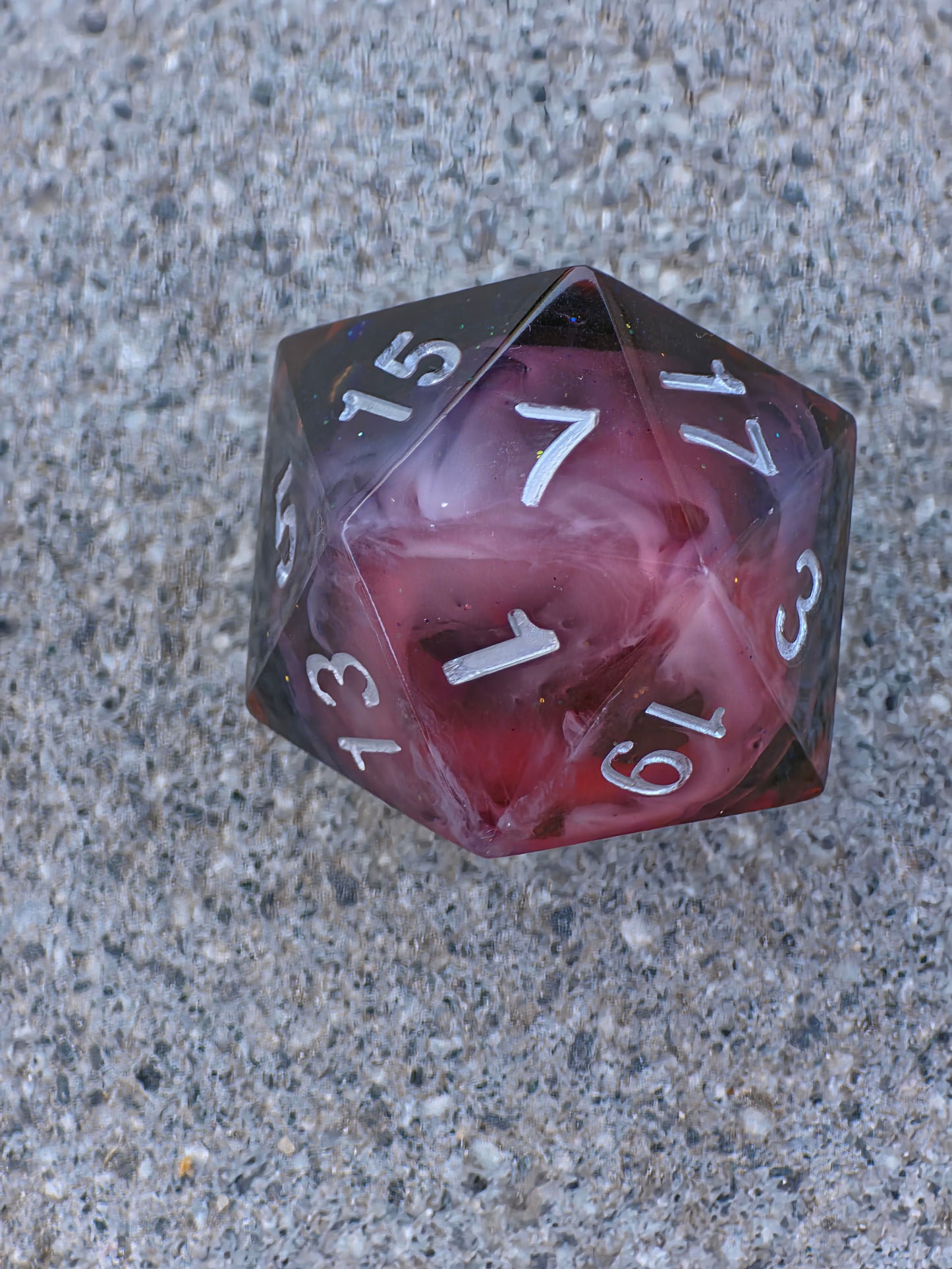 Polyedrischer D20 Chonk Würfel 35mm – Blood & Mist Dice | Handmade DnD Würfel | Vampir Gothic Fantasy Dice – Rot, Weißer Nebel, Schwarz