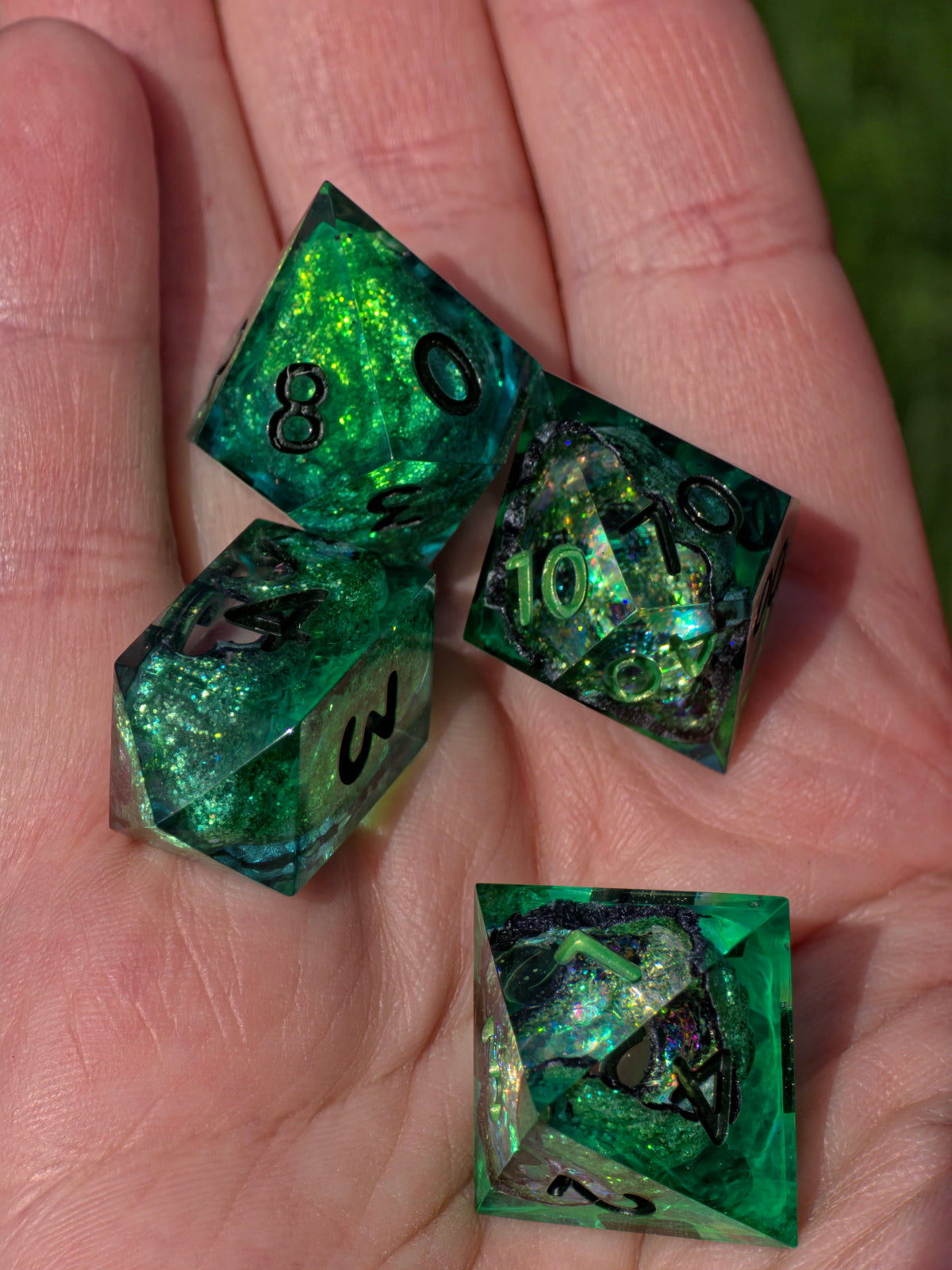 Toothless inspired – Emerald Dragon's Heart- Inspired Würfelset – 7-teiliges Resin Dice Set | Ohnezahn D20 & Smaragdgrüne Geode Würfel | Drachen Fantasy Dice
