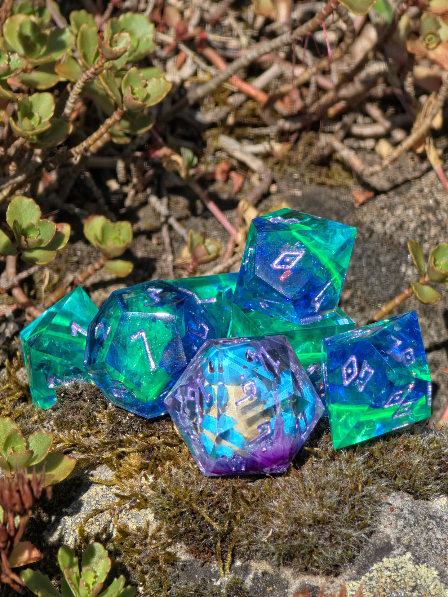 Shiggy – Mystic Tidal Bloom Würfelset – Handgefertigtes Pokémon inspiriertes Resin Dice Set | Petri-Effekt & Metallic Lila Zahlen Squirtle