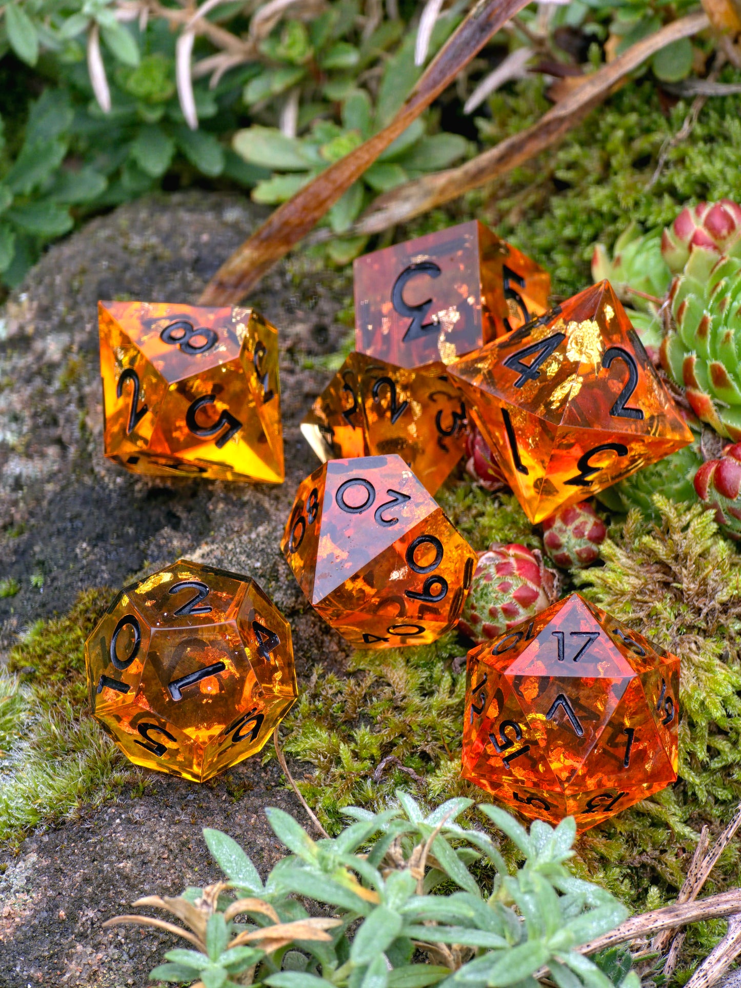 Polyedrisches DnD-Würfelset 7 Stück – Amber Glow Dice Set | Handgemachte Resin Würfel in Gold Orange Transparent mit Bernstein-Stil | TTRPG