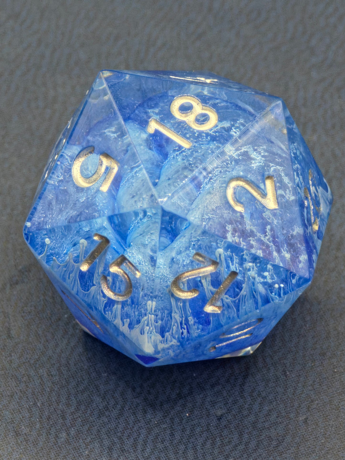Polyedrischer Einzelner D20 „Stormsealed Core“ – Handgemachter Resinwürfel blau-weiß mit gefrorenem Sturm Effekt | Standardgröße | DnD Dice