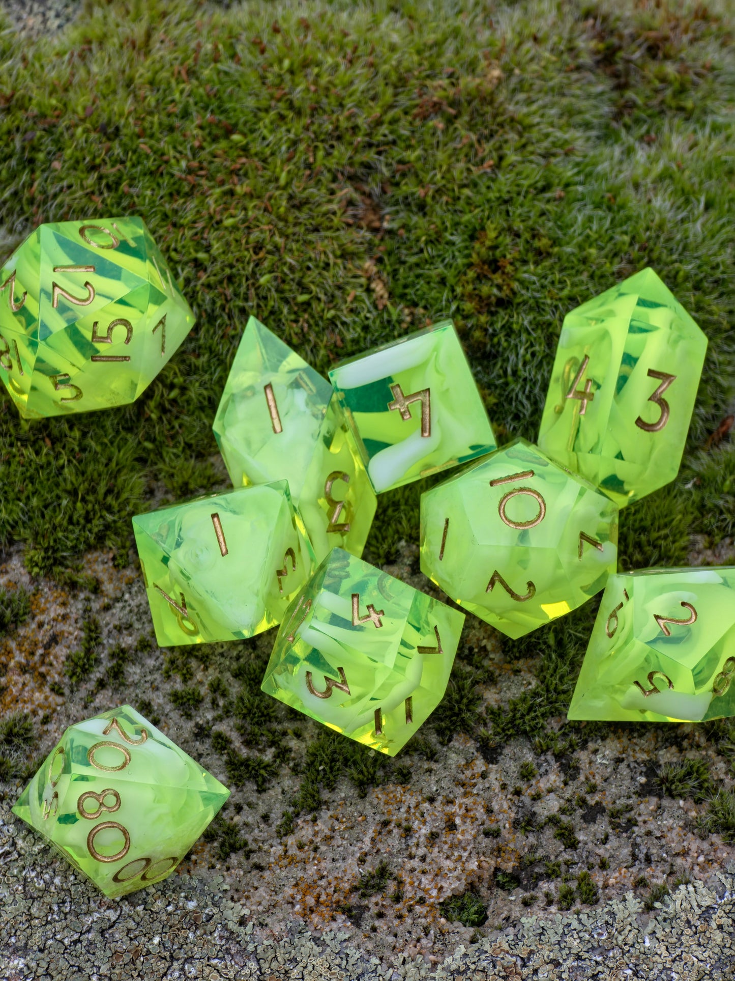Polyedrisches Würfelset „Alchemist Cloud Nebula“ – Handgemachte Resinwürfel mit Cloud-Effekt & Goldzahlen | DnD Dice Set TTRPG