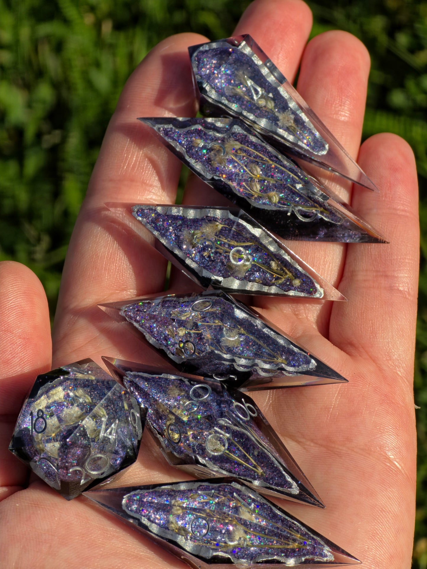 Moonflower Sanctuary Custom Geode Effect Elongated Dice Set mit weißen Blüten – Handgemachte Sharp Edge Resin Würfel mit Kristallkern für DnD (Anne)
