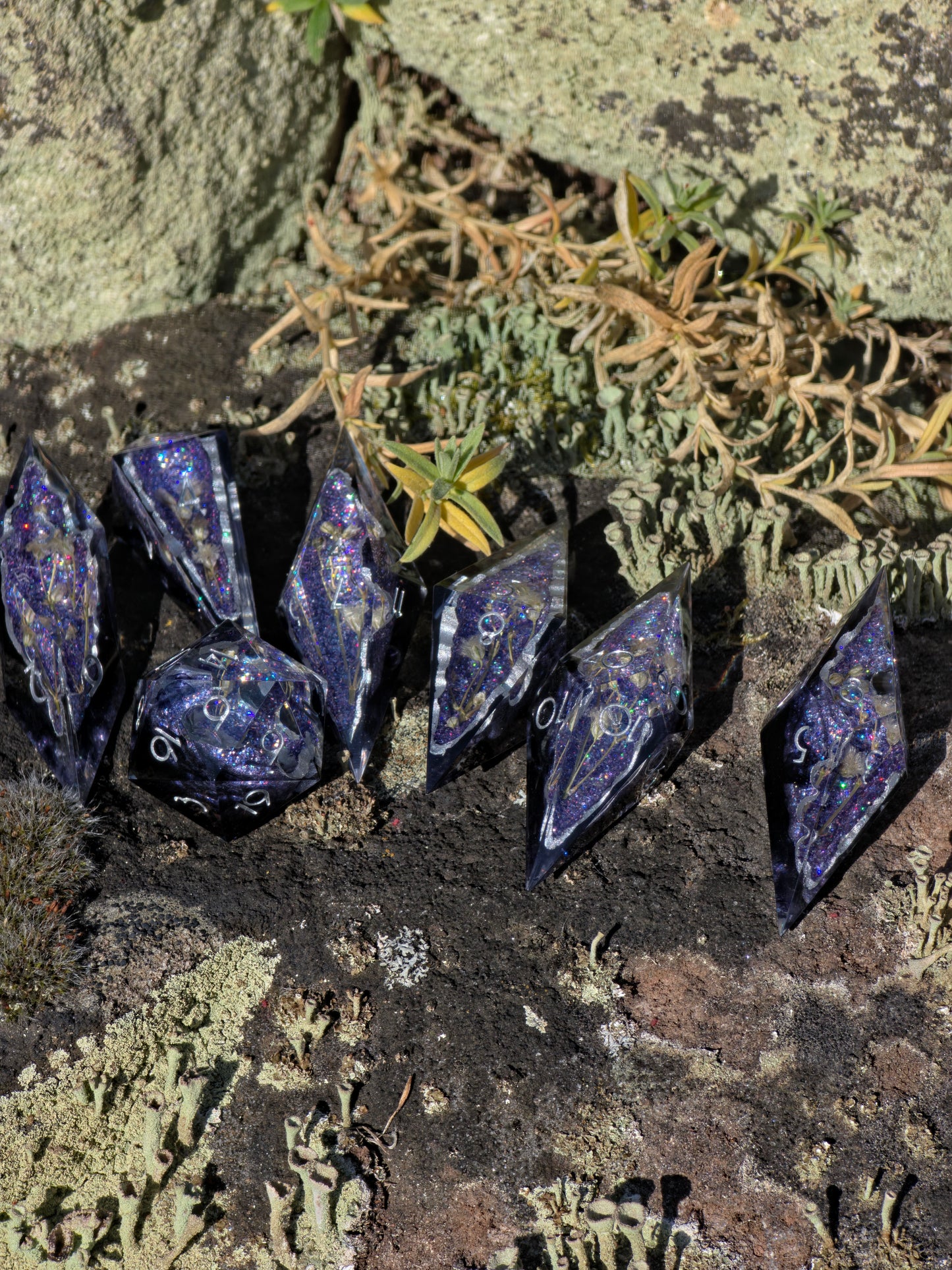 Moonflower Sanctuary Custom Geode Effect Elongated Dice Set mit weißen Blüten – Handgemachte Sharp Edge Resin Würfel mit Kristallkern für DnD (Anne)