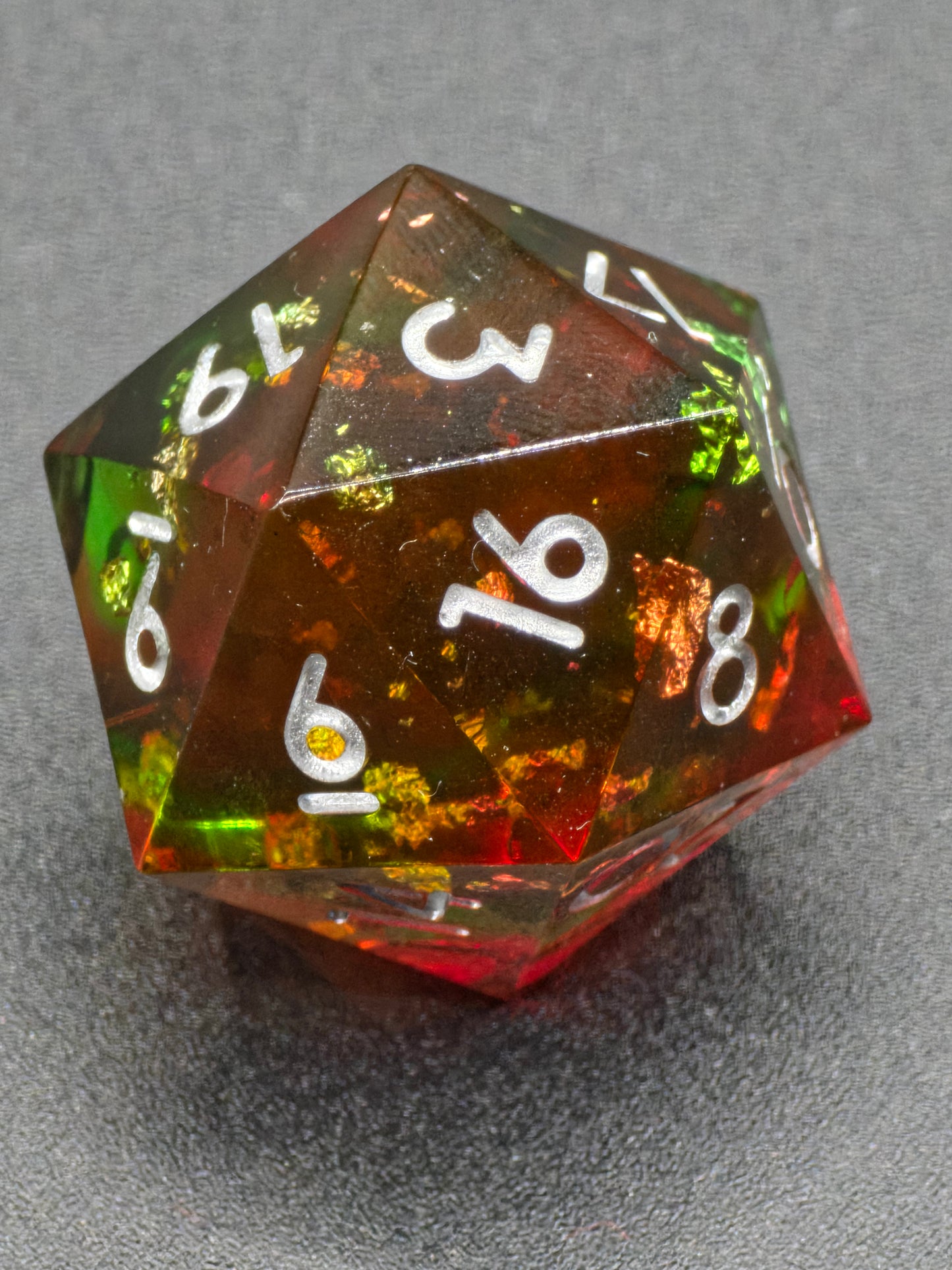 Einzelner Polyedrischer D20 – Lava Effekt Rot Grün Transparent | Handgemachter Resinwürfel Standardgröße | DnD Dice Pen and Paper TTRPG Fantasy Würfel