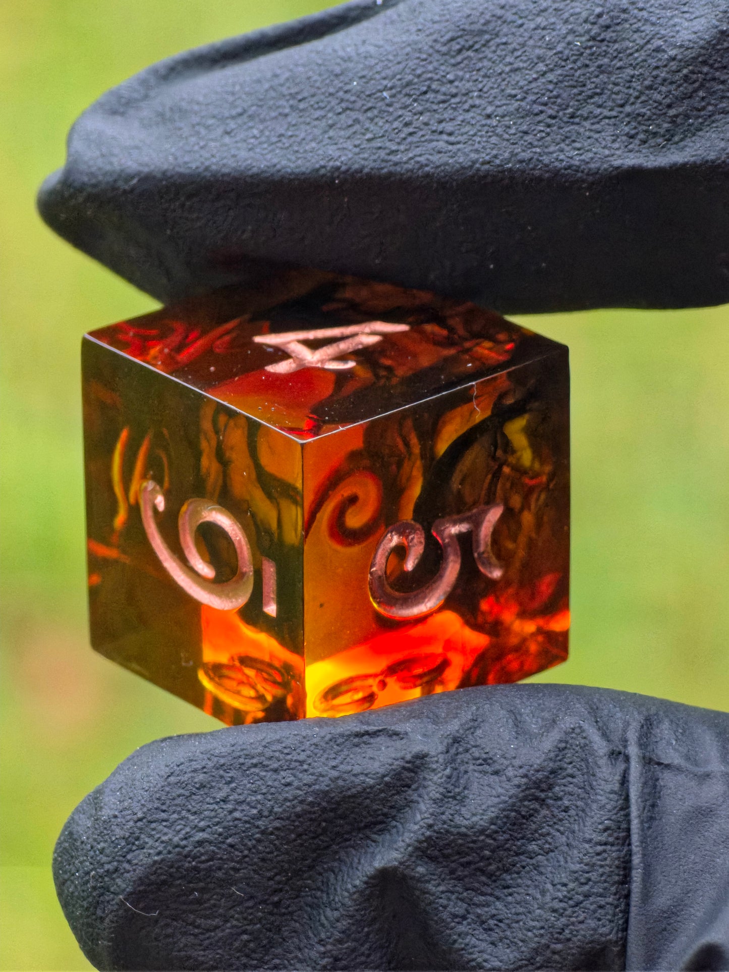 Ember Relic – Handgemachtes DnD Würfelset mit Schädel im D20 | Bernstein-Rote Resinwürfel mit Kupferzahlen | Dark Fantasy Polyhedral Dice Set