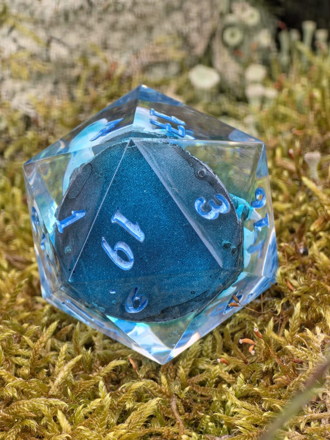 Tagesschatten D20 40mm – Handgemachter Resin Dragon Dice inspiriert von Drachenzähmen leicht gemacht, Fantasy Würfel mit Drache (Sarah)