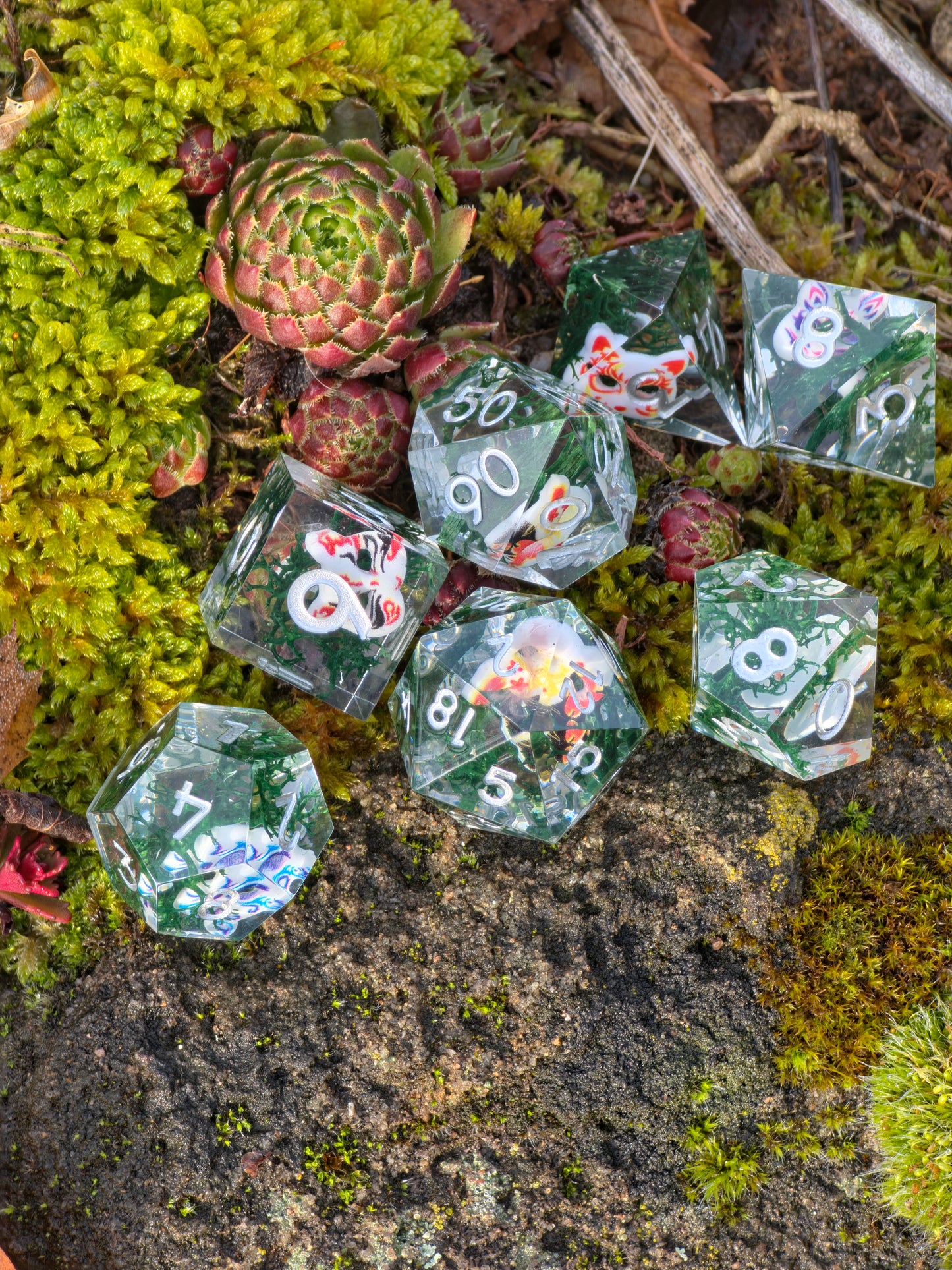 Oni Curse Dice – Japanische Dämonen Masken Würfelset | Klar Resin DnD Dice Set mit weißen Zahlen | Handmade TTRPG Würfel