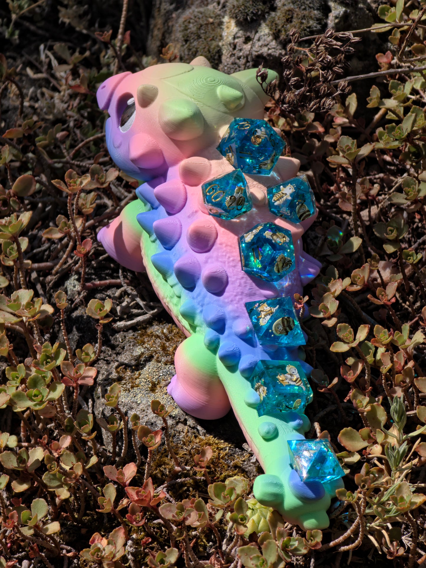 Buba Cotton Candy Dreams Dice Holder – Süßer Ankylosaurus Würfelhalter für 7 Dice | 3D-gedruckter DnD Dice Organizer mit Gem D4 Slot