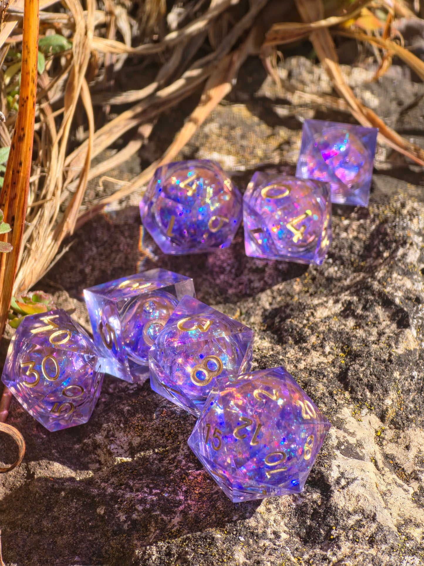Polyedrischer Aurora Liquid Core DnD Würfelset 7 Stück – Amethyst Glow Dice | Handgemachte Resin Würfel mit Flüssigkern golden Zahlen TTRPG