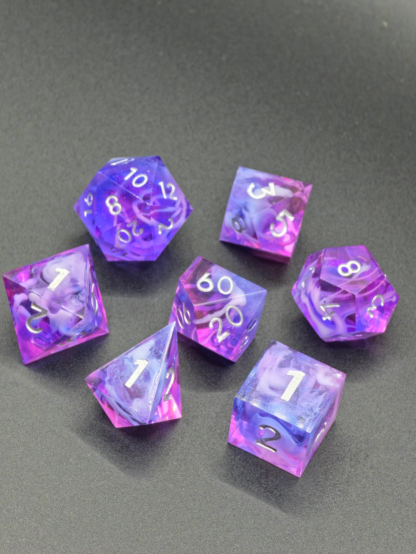 Polyedrisches Würfelset „Violet Cloud Nebula“ – Handgemachte Resinwürfel rosa-lila mit Nebel Effekt | DnD Dice Set TTRPG