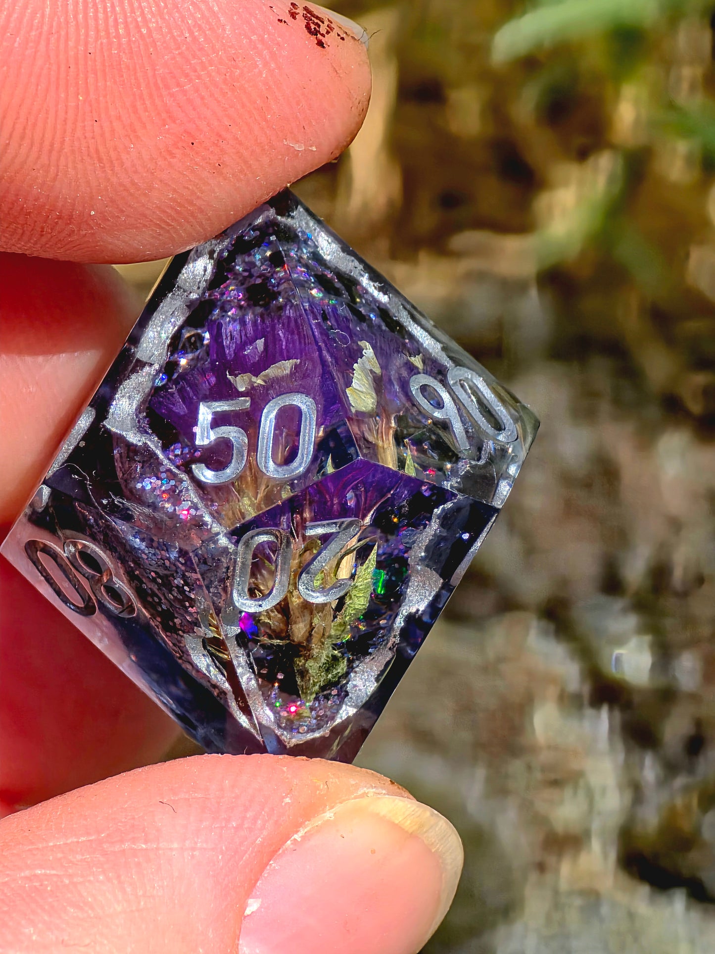 Midnight Amethyst Geode Flower Dice Set – Schwarze Kristallgeode mit violetten Blüten, Handgemachte Sharp Edge Resin Würfel, DnD Fantasy Dice