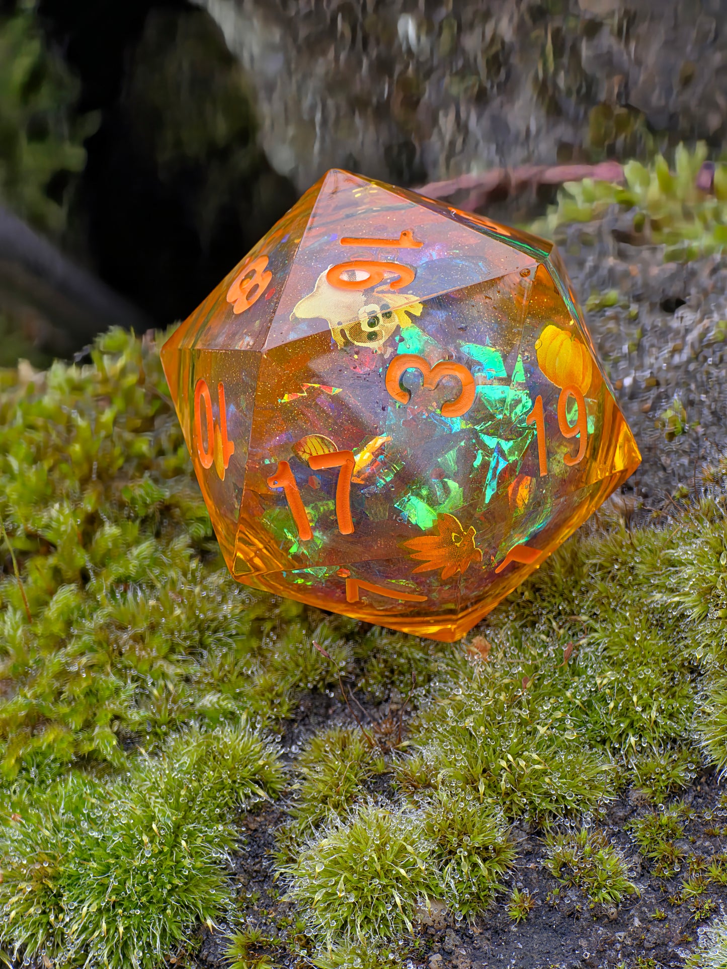Chonk Polyedrischer D20 Würfel 33–35 mm – Liquid Core Autumn Raccoon Dice | Handgemachter Resin Würfel mit Herbstblättern, Kürbis, Halloween