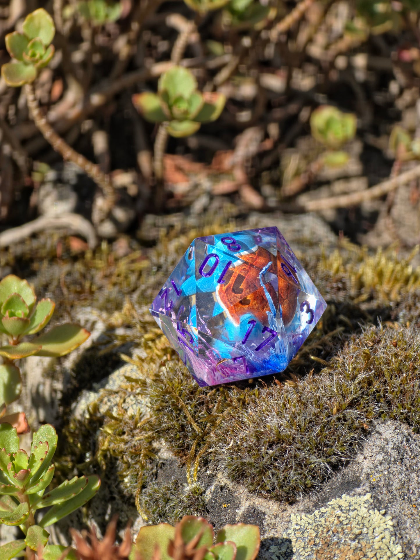 Shiggy – Mystic Current D20 28 mm – Pokémon-inspirierter Resin Würfel mit Petri-Effekt | Transparenter D20 mit lila Zahlen
