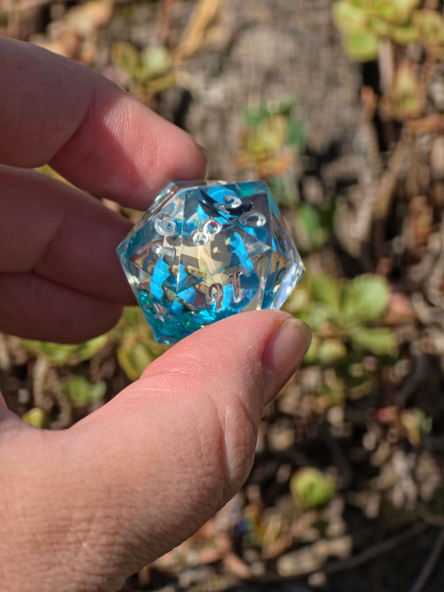 Shiggy – Crystal Splash D20 28 mm – Pokémon-inspirierter Resin Würfel mit Sonnenbrille | Himmelblaue Basis & Silberne Zahlen