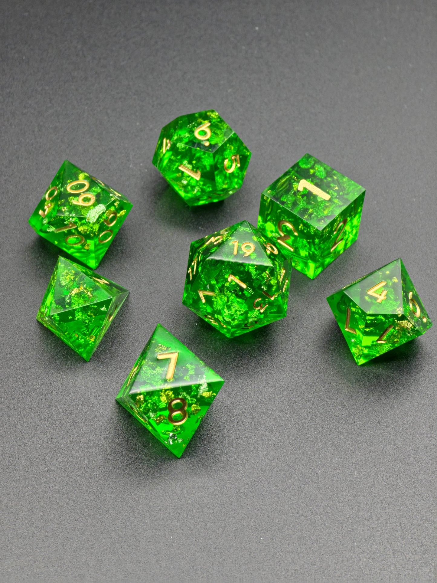 Polyedrisches DnD Würfelset Smaragdgrün – Handgemachte Resinwürfel mit Goldflocken | DnD Pen and Paper TTRPG | Edelstein Effekt Set