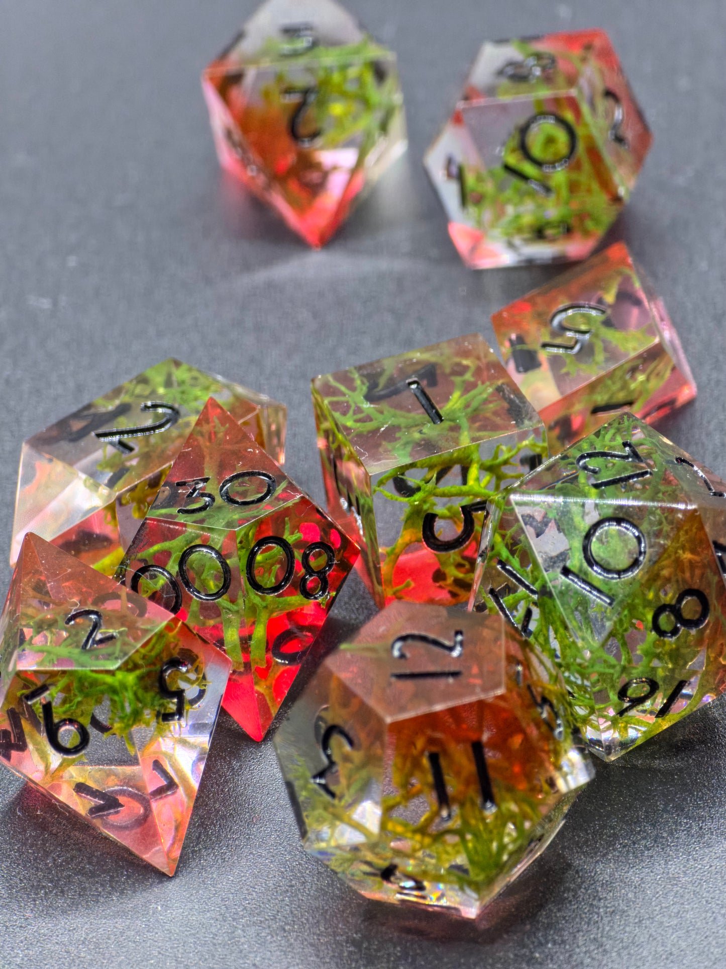 Polyedrisches DnD Würfelset Forest Ember – Handgemachte Resinwürfel mit Moos & rötlichem Lichtschein | DnD Pen and Paper TTRPG