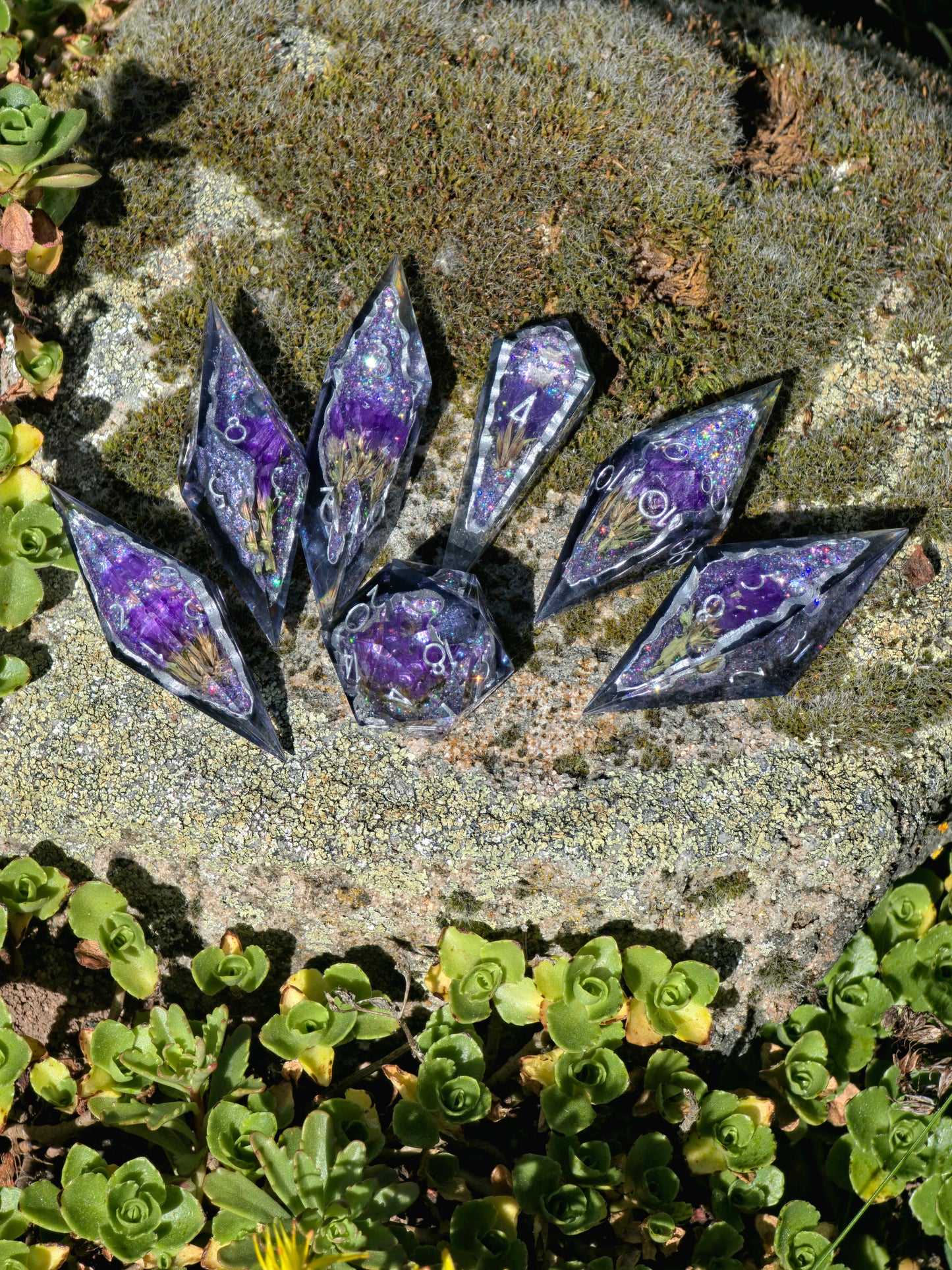 Amethyst Bloom Geode Flower Dice Set – Handgemachte Sharp Edge Würfel mit violetten Blüten, Kristall Geode Resin Dice, Fantasy DnD Würfelset