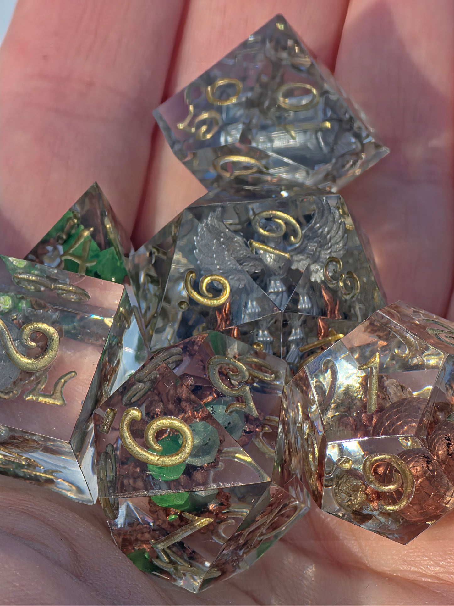 Würfelset „Asche des Ewigen Feuers“ – Handgemachtes Resin Dice Set mit Silbernem Phönix, Eiern & Kristallen | DnD TTRPG Würfel
