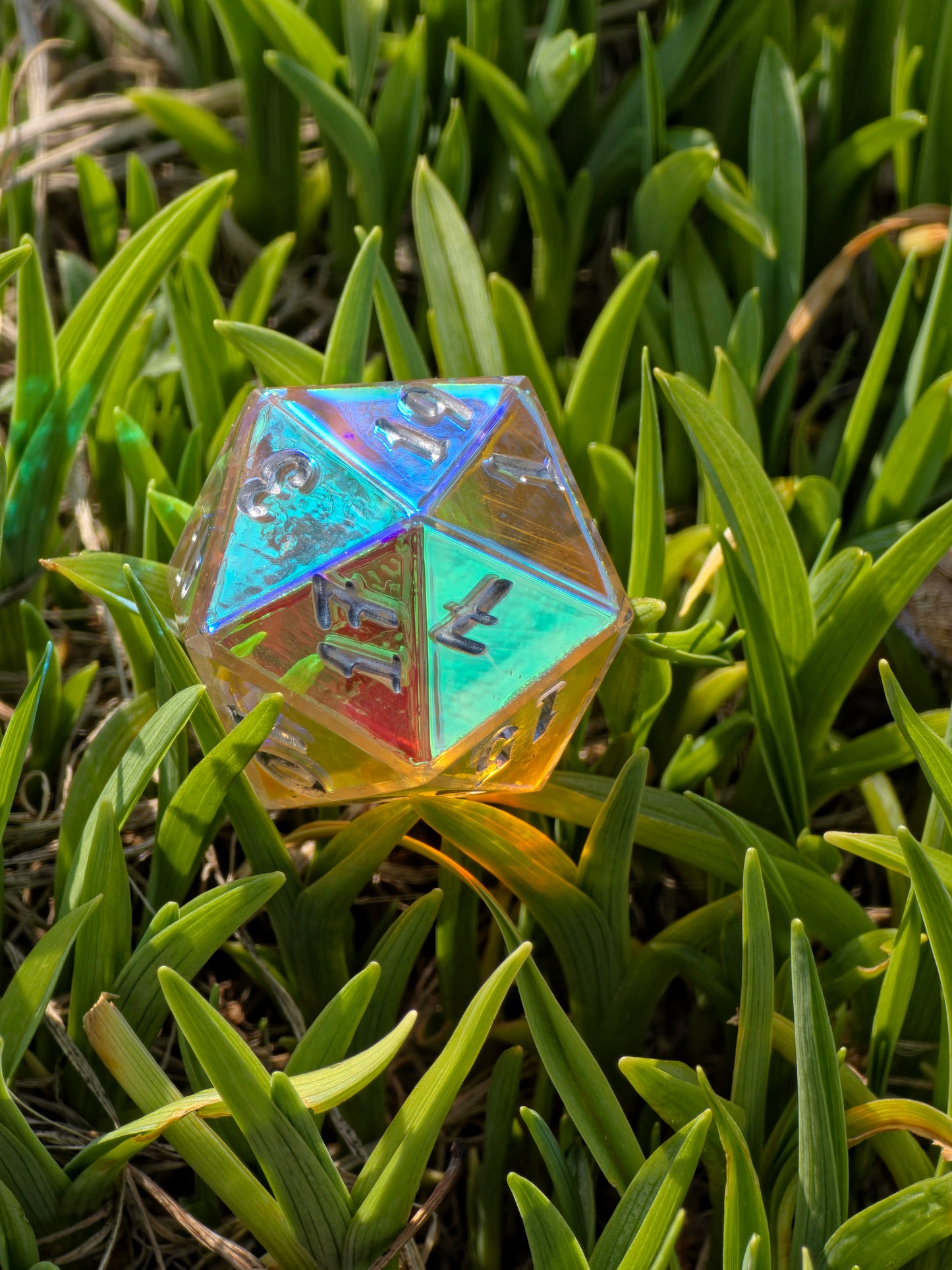 D20 Dice „Prismatic Light“ – Handmade Resin D20, Iridescent Rainbow Effect, Clear Dice with Silver Numbers | Artisan TTRPG Dice