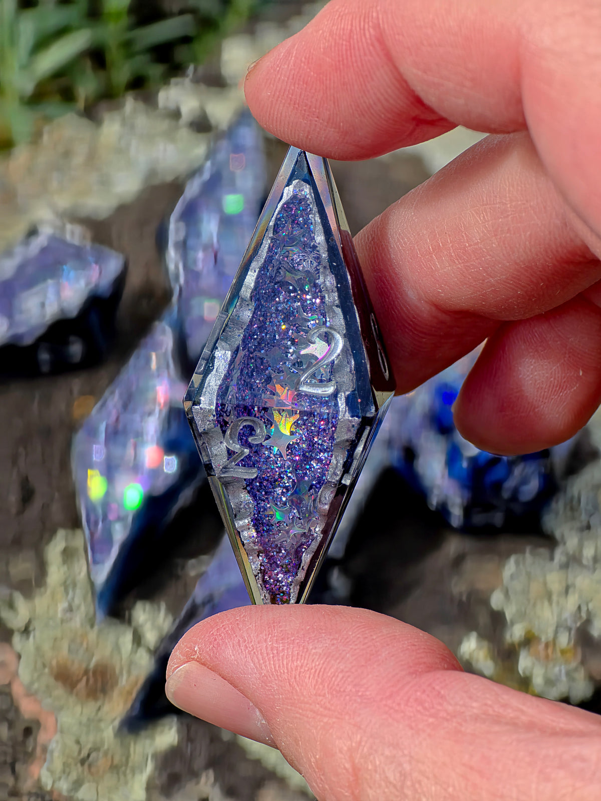 Celestial Sapphire – Shattered Starlight Blue Galaxy Geode Würfelset – 7-teiliges DnD Dice Set | Funkelnde Kristall Würfel in Dunkelblau & Silber | Handmade Resin Dice