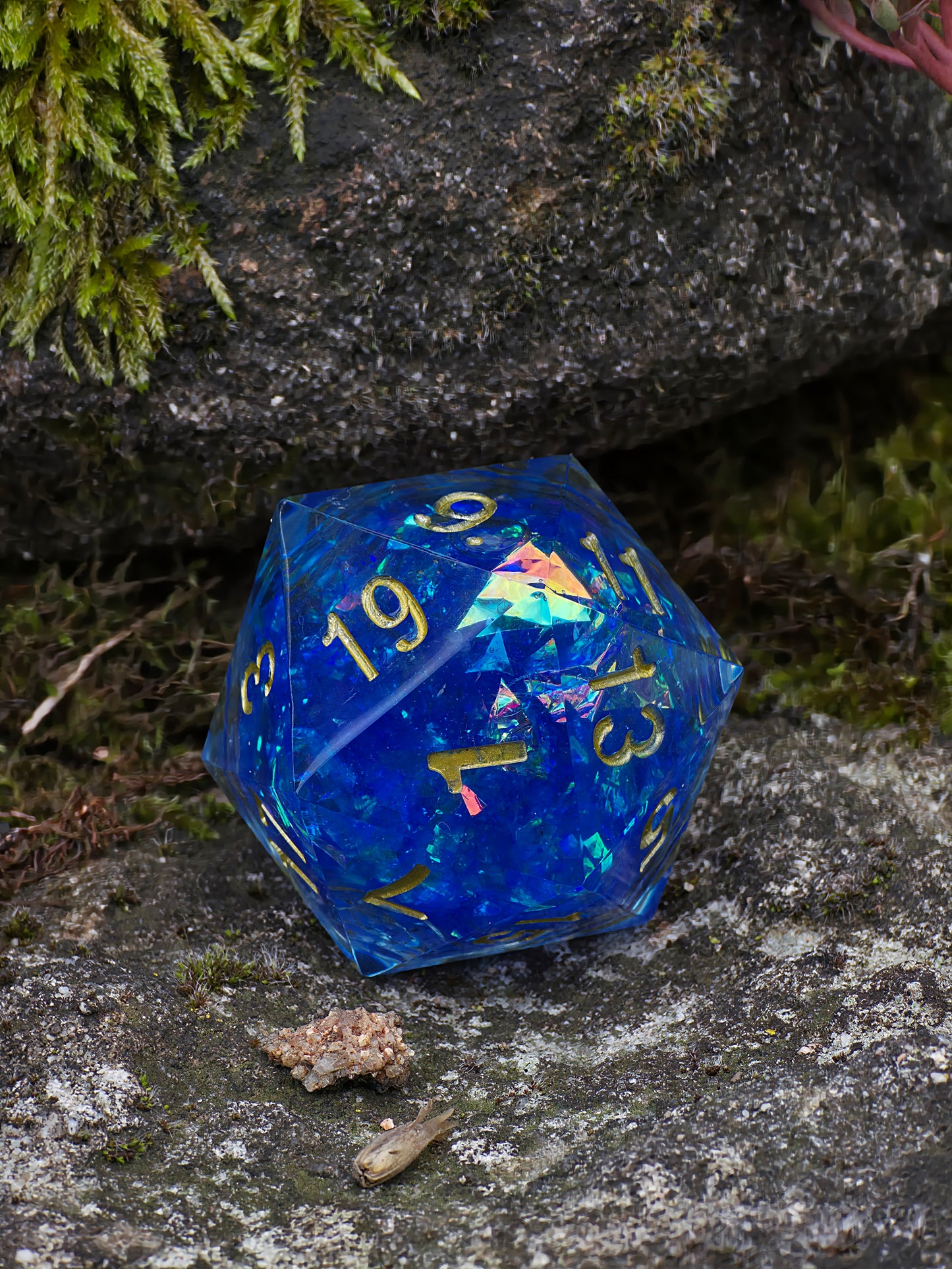 Chonk Polyedrischer D20 Würfel 35 mm – Liquid Core Blau mit goldenem Schimmer – Inspiriert von Arcane – Resin Würfel für DnD & TTRPG