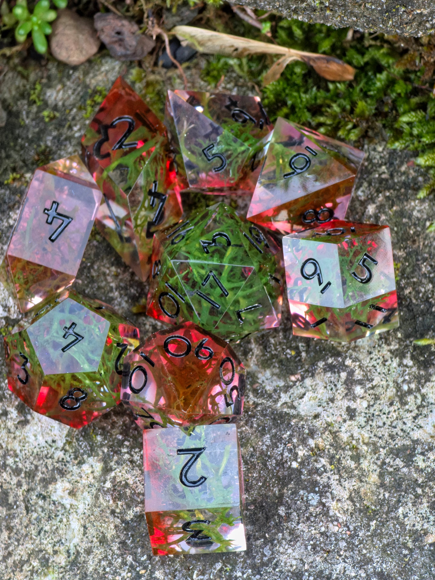 Polyedrisches DnD Würfelset Forest Ember – Handgemachte Resinwürfel mit Moos & rötlichem Lichtschein | DnD Pen and Paper TTRPG