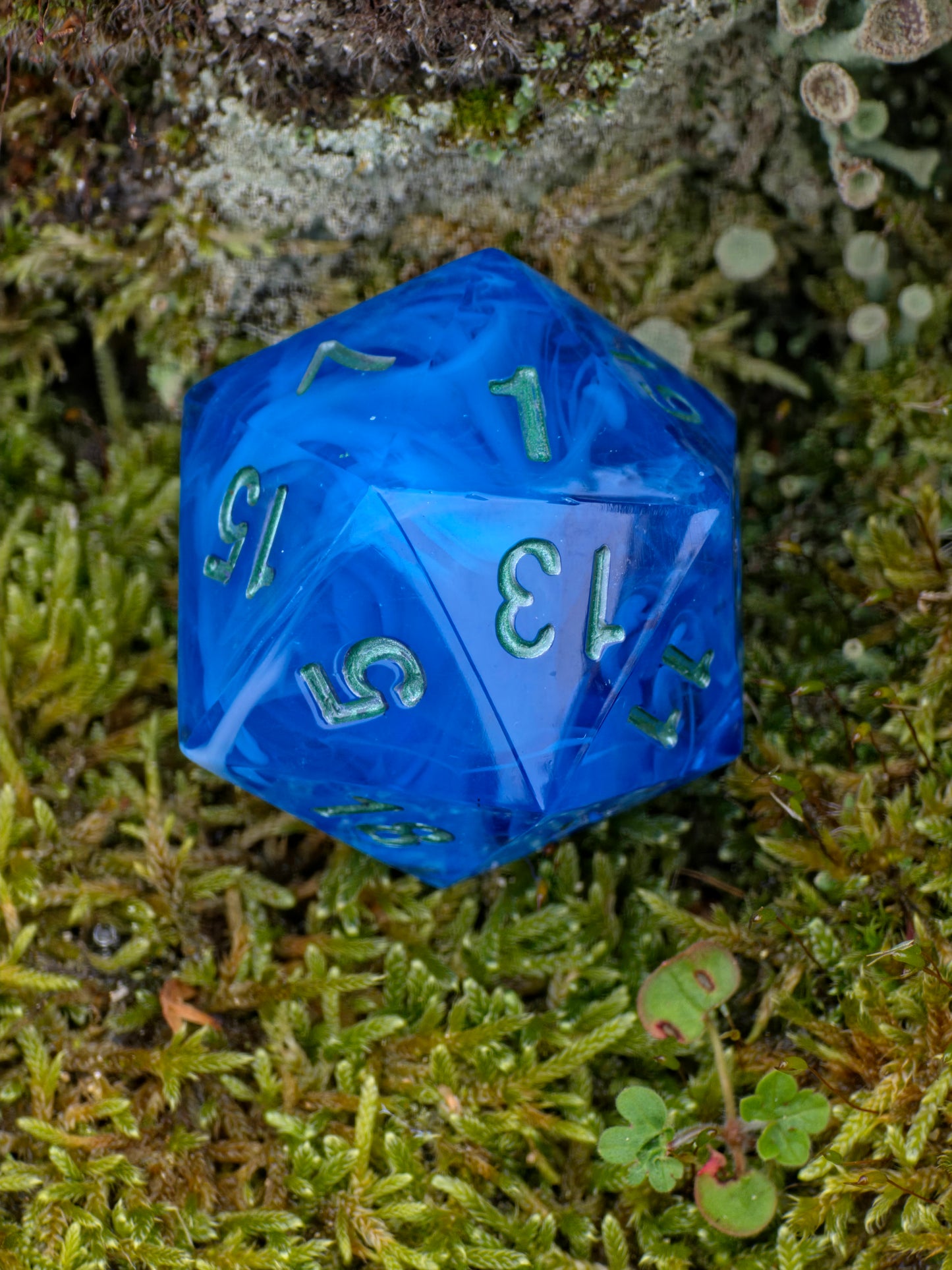 Polyedrischer D20 35mm – Ocean Blue Cloud Effekt | Handgemachter Resinwürfel XL Größe | DnD Dice Pen and Paper TTRPG Fantasy Würfel