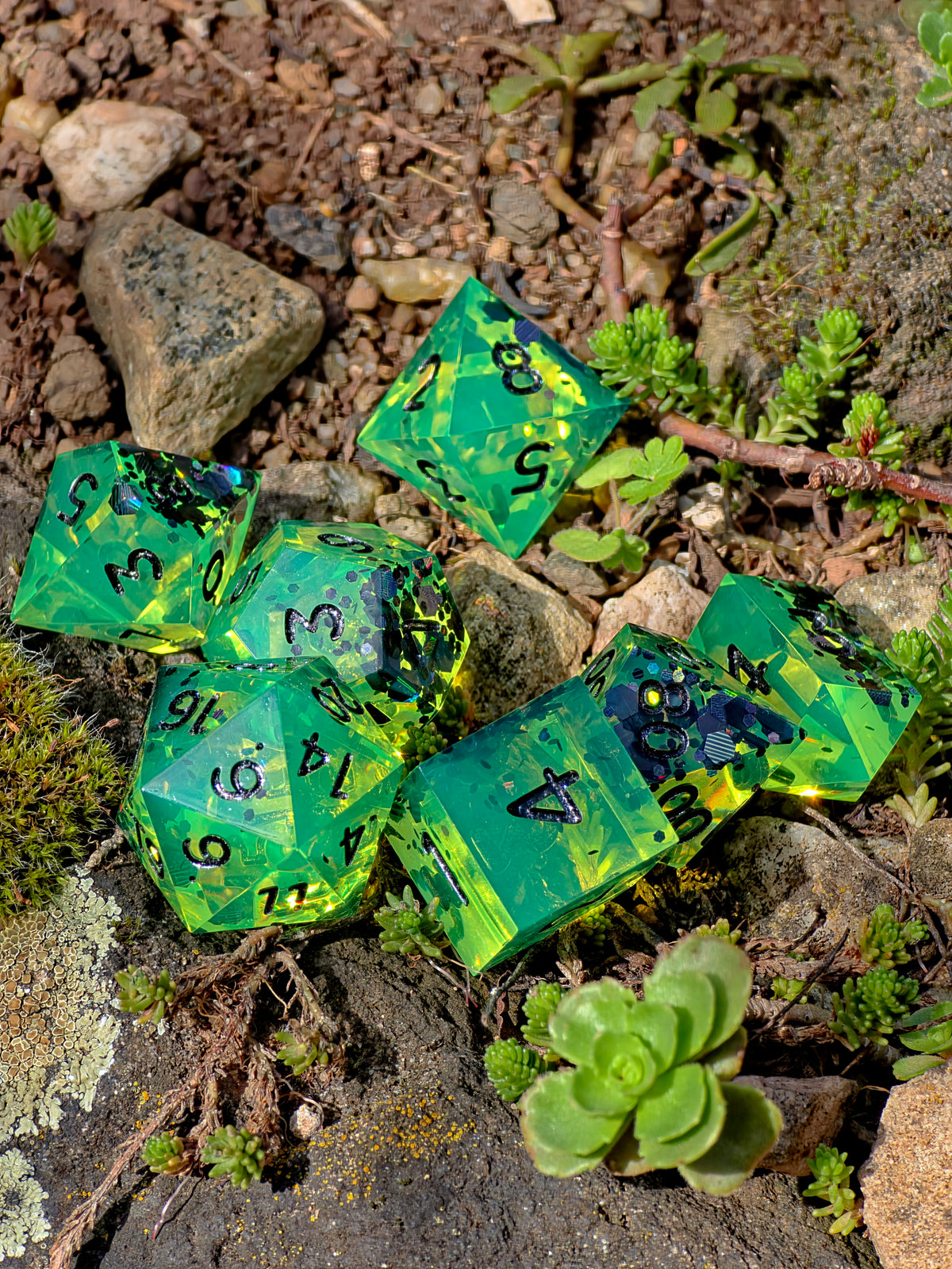 Uranium Glass – Toxic Emerald Würfelset – 7-teiliges DnD Resin Dice Set | Giftgrüne Fantasy Würfel mit schwarzen Zahlen | Handmade RPG Dice
