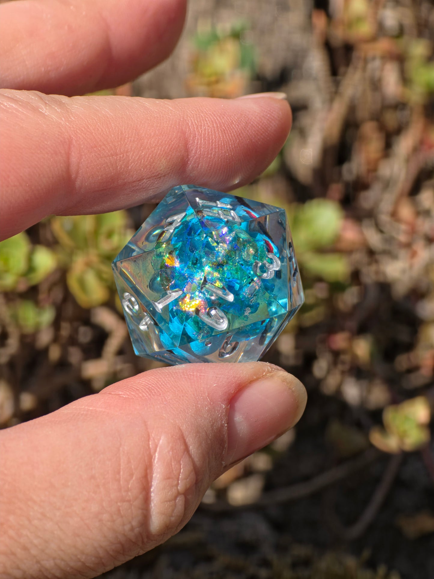 Shiggy – Crystal Splash D20 28 mm – Pokémon-inspirierter Resin Würfel mit Sonnenbrille | Himmelblaue Basis & Silberne Zahlen