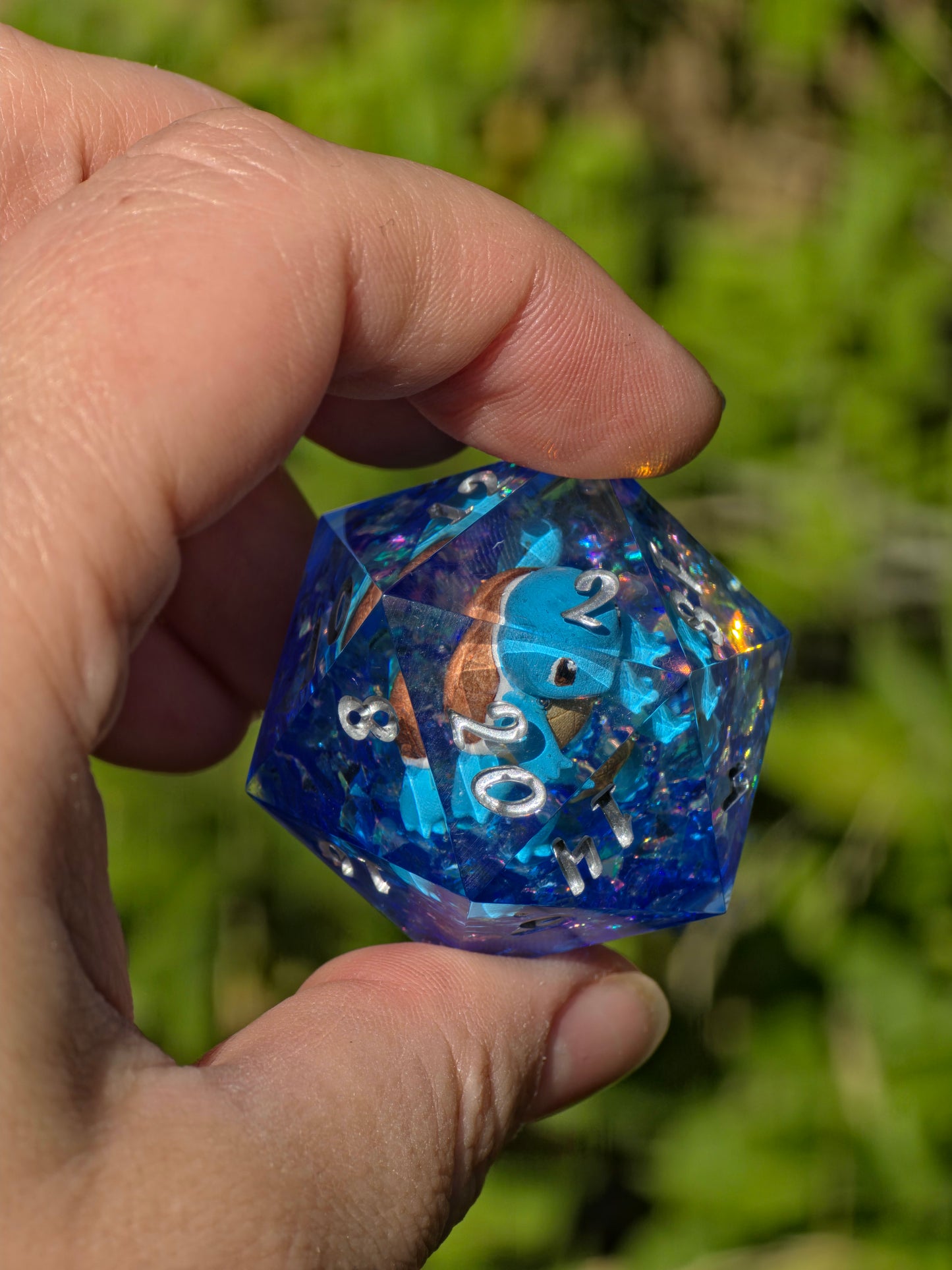 Shiggy – Midnight Ocean D20 40 mm – Pokémon-inspirierter Resin Würfel in Deep Ocean Blue XL DnD Sammlerwürfel