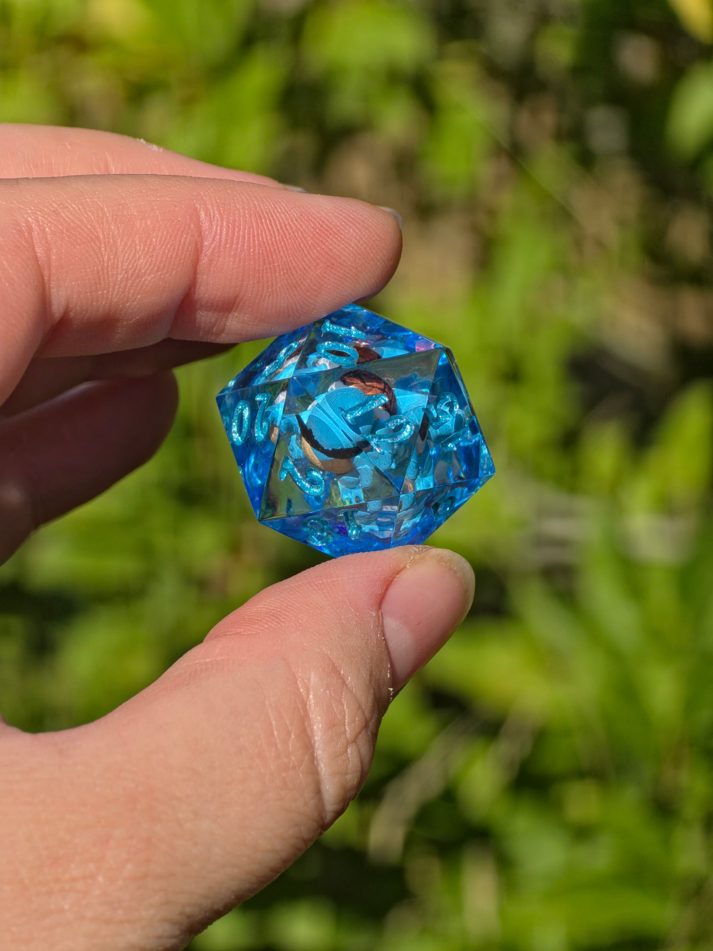 🌟Shiggy – Azure Tide D20 28 mm – Pokémon-inspirierter Resin Würfel in Deep Ocean Blue | Metallisch Himmelblaue Zahlen