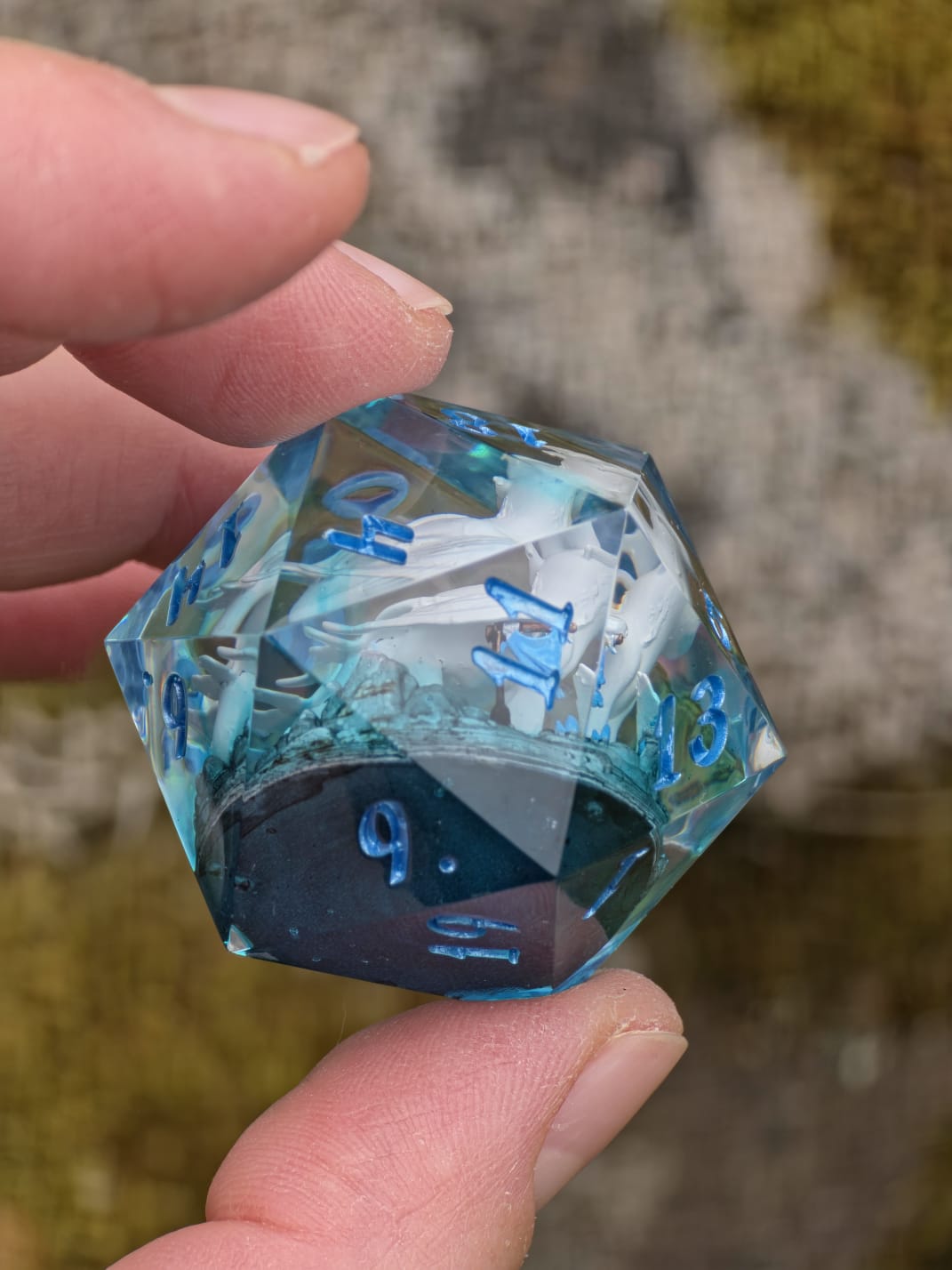 Tagesschatten D20 40mm – Handgemachter Resin Dragon Dice inspiriert von Drachenzähmen leicht gemacht, Fantasy Würfel mit Drache (Sarah)