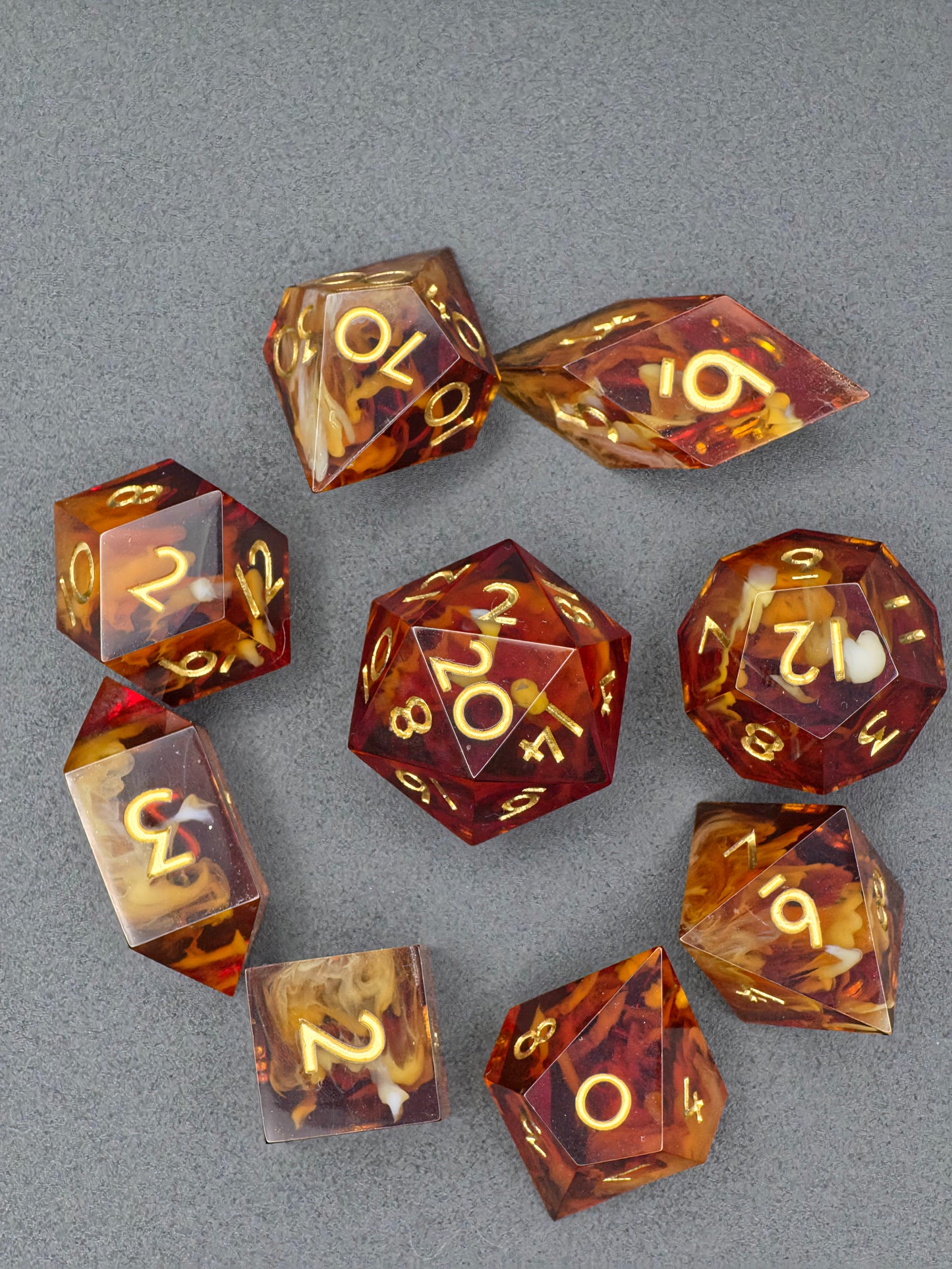 Caramel Ember Nebula – Polyedrisches Würfelset | Amber-Karamell Cloud Effekt | Handmade Resin DnD Dice Set mit goldenen Zahlen | TTRPG Würfel