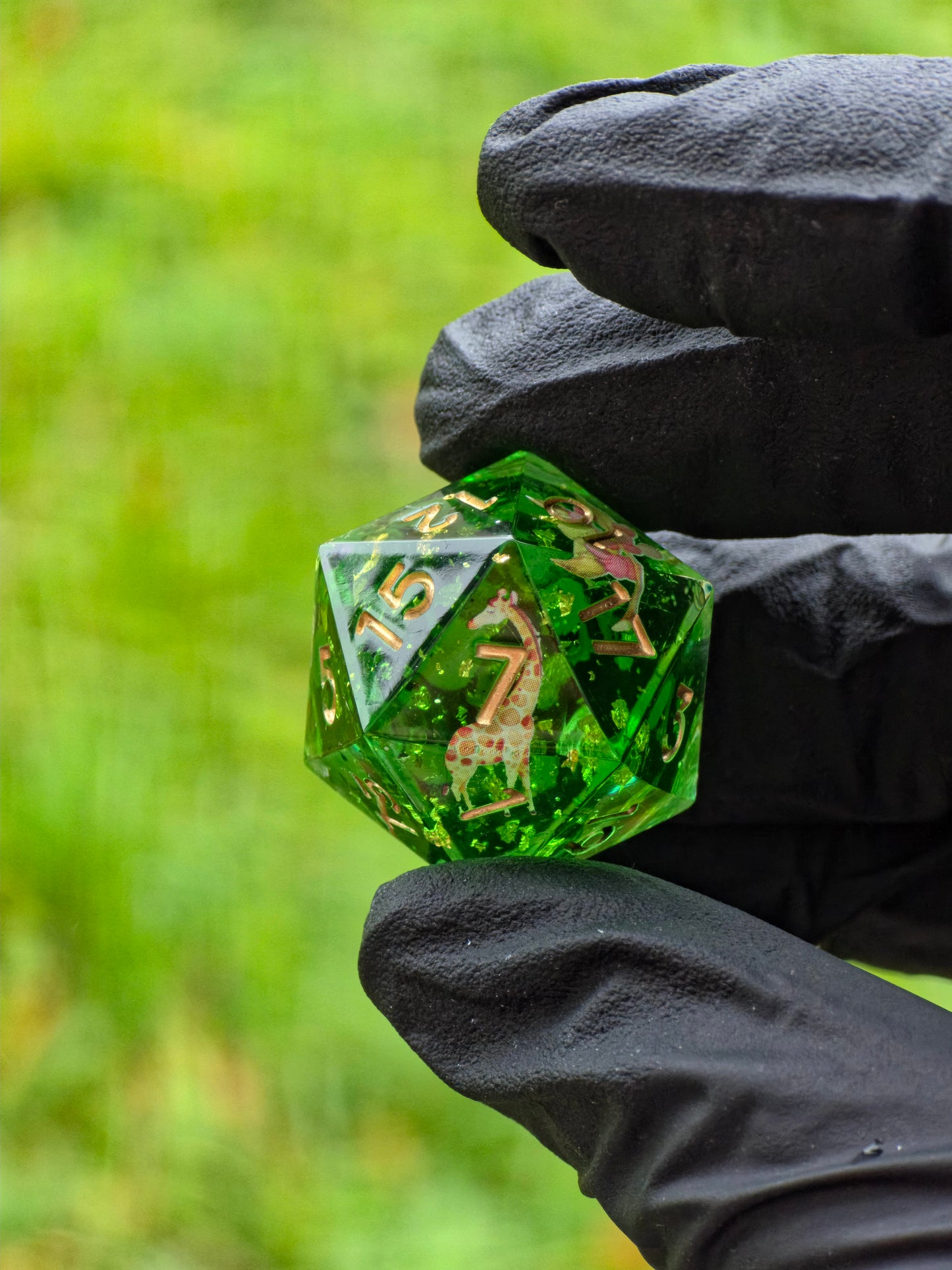 Polyedrischer Einzelner D20 „Tropical Habitat“ – Handgemachter Resinwürfel Standardgröße mit Giraffe, Leguan, Faultier & Palmen | DnD Dice Pen and Paper | Naturwürfel mit Deko