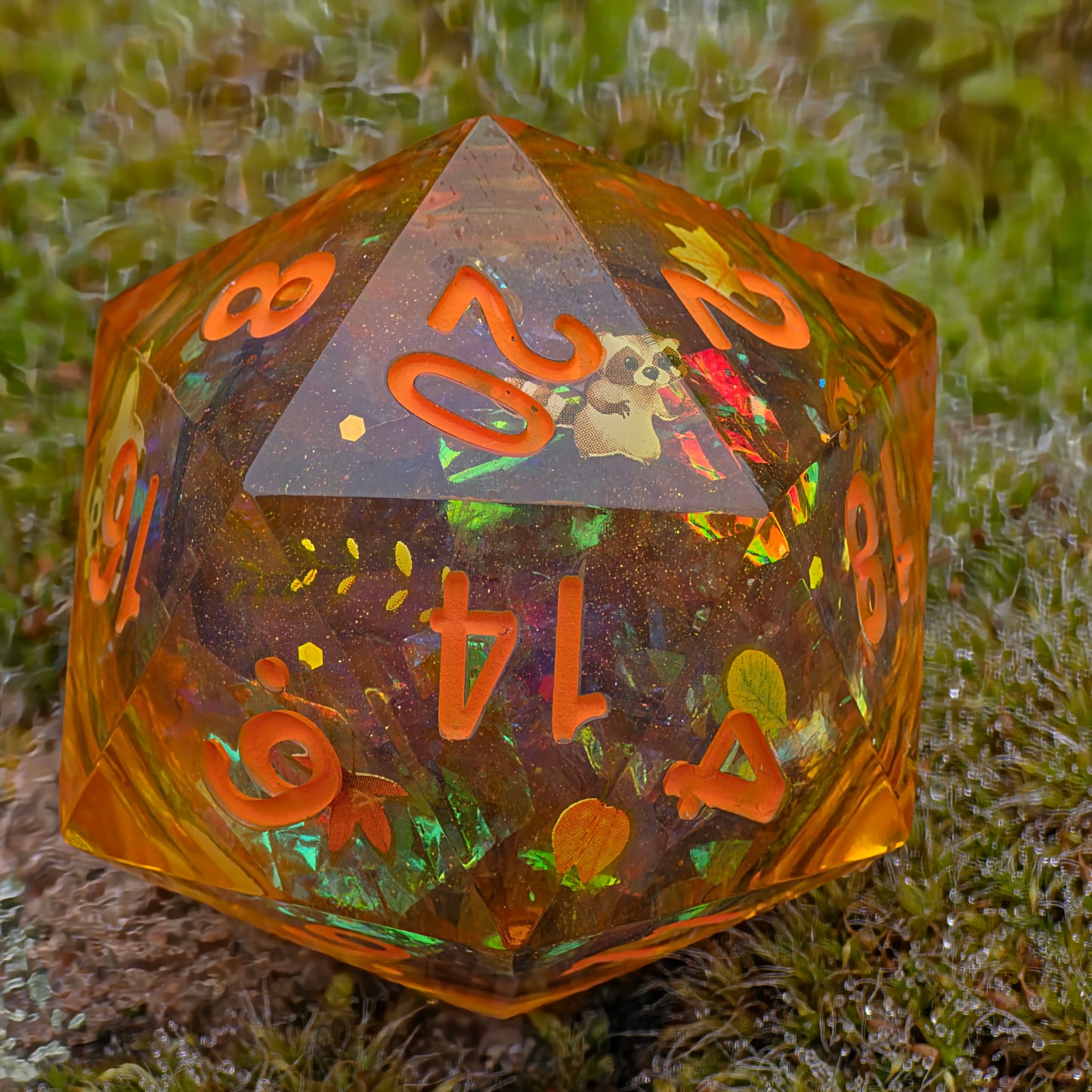 Chonk Polyedrischer D20 Würfel 33–35 mm – Liquid Core Autumn Raccoon Dice | Handgemachter Resin Würfel mit Herbstblättern, Kürbis, Halloween