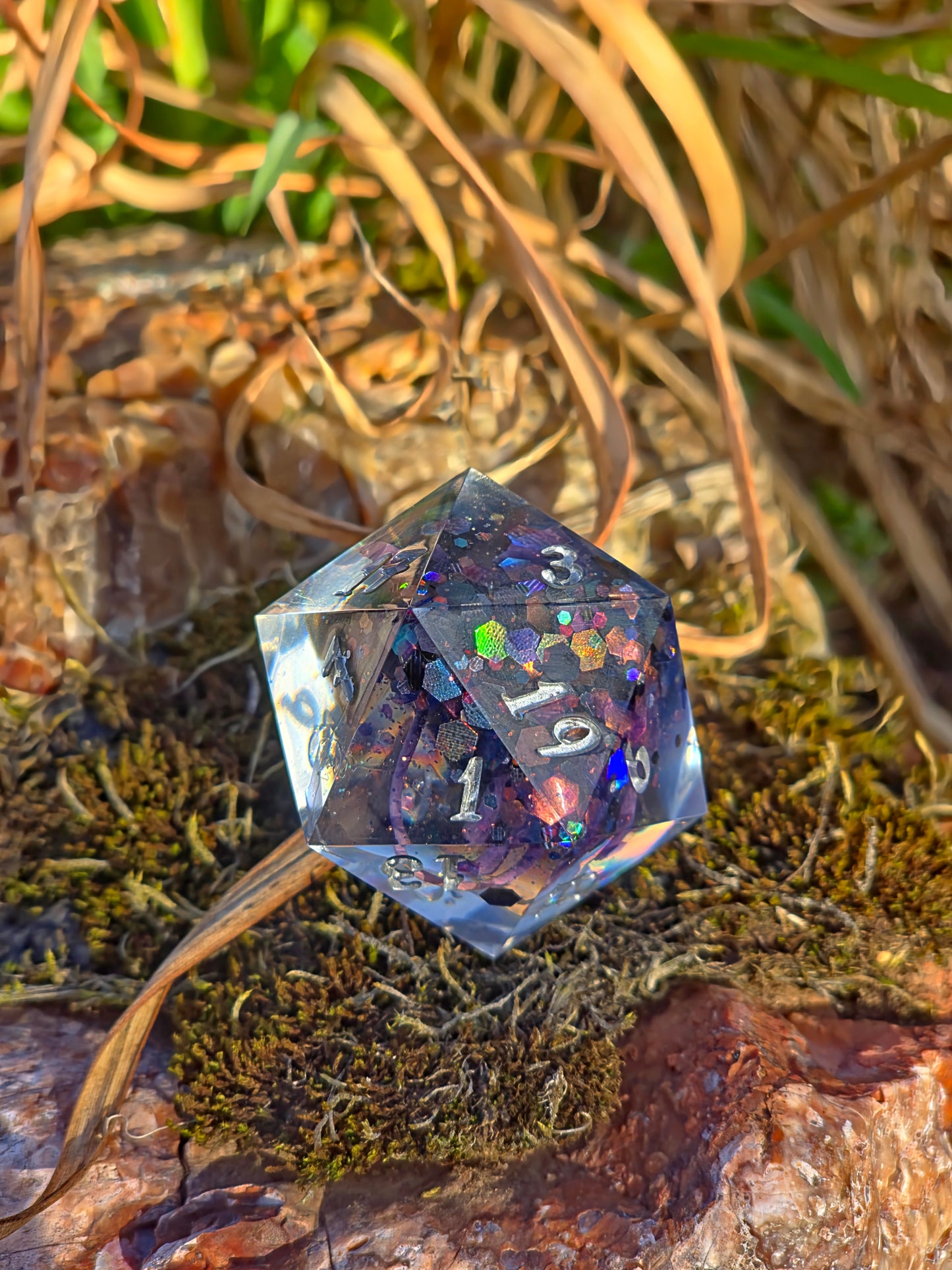 Mew – Psychic Galaxy D20 40 mm – Pokemon inspirierter Resin Würfel | Rosa Mew Miniatur, Galaxy Design & Metallic Silber