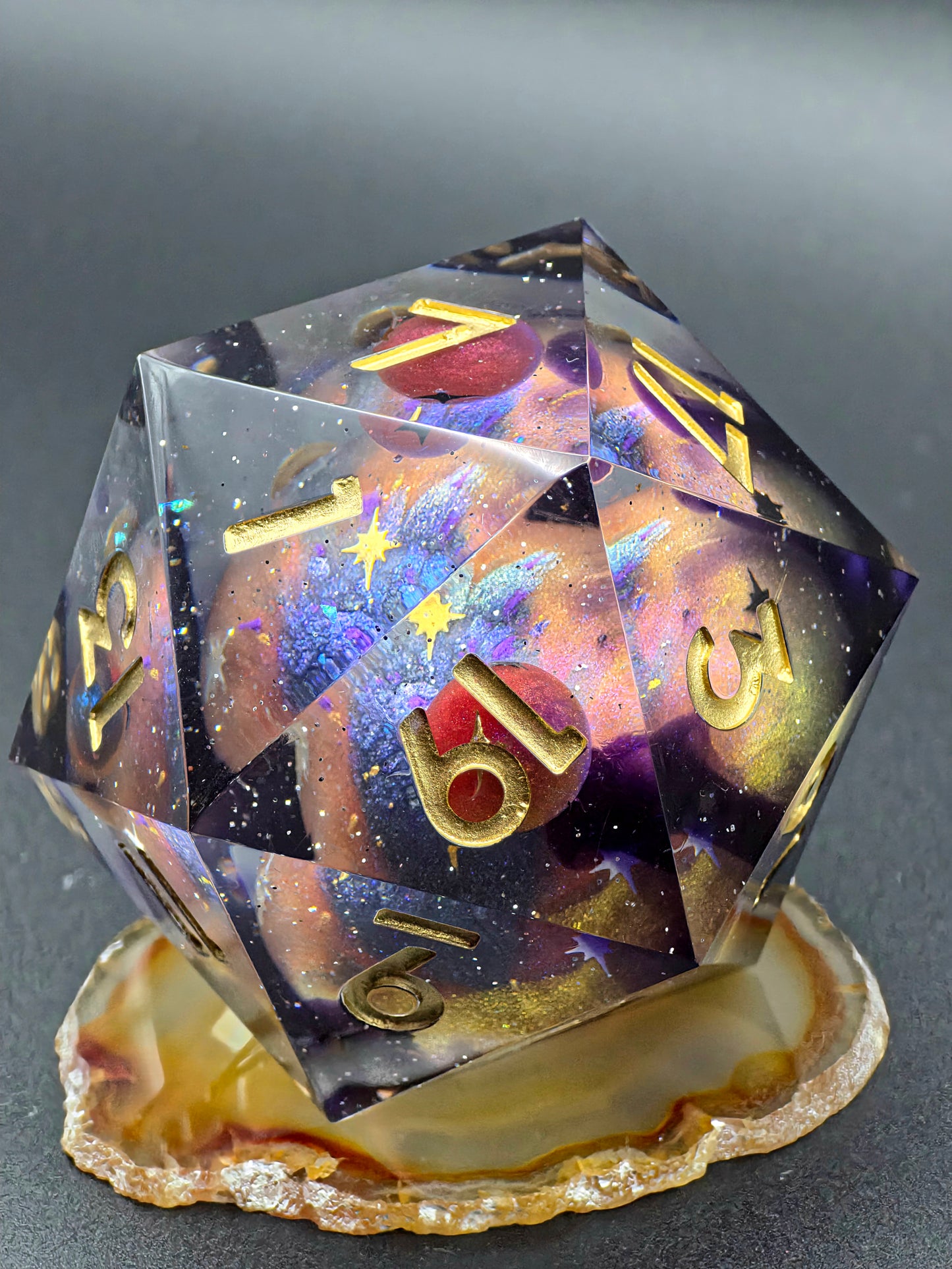 Großer Polyedrischer D20 „Celestial Sphere“ 55 mm – Handgefertigter Premium-Resinwürfel mit 4 Planeten & Galaxy Effekt | Einzelstück | DnD