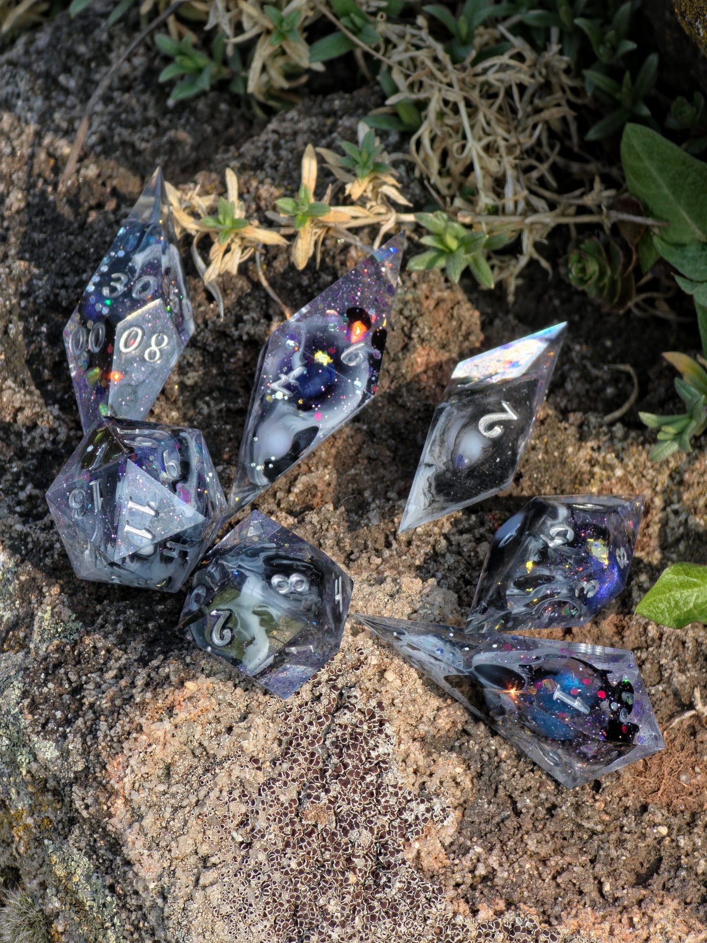 Elongated Dice Set „Cosmic Orbit“ – 7 Resin Dice with Mini Planets, Galaxy Nebula Effect | Space Dice | Silver Numbers | Handmade Sharp Edge TTRPG Dice