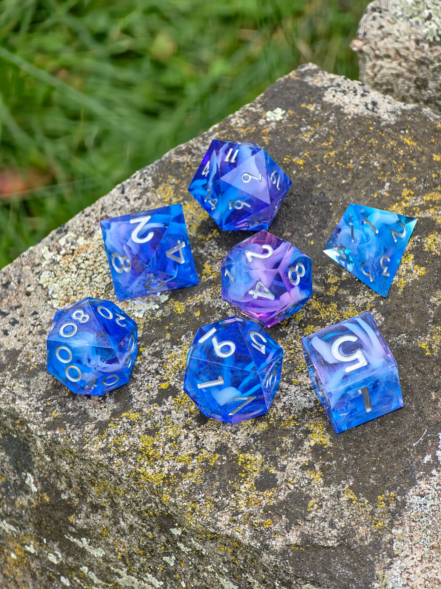 Polyedrisches Aurora Nebula DnD Würfelset 7 Stück – Mystic Sky Dice | Handgemachte Resin Würfel in Blau Lila Rosa mit Cloud Effekt | TTRPG D