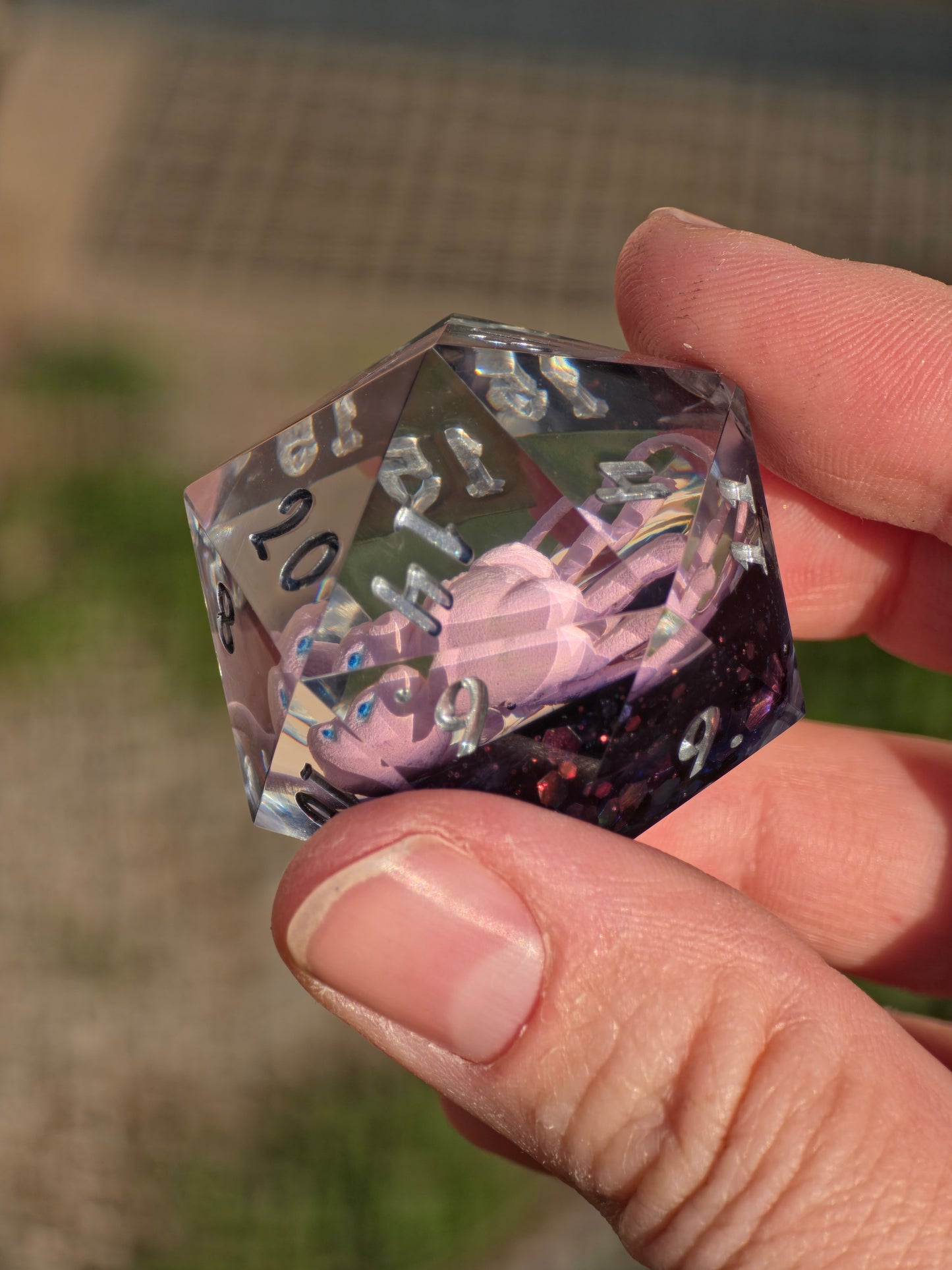 Mew – Psychic Galaxy D20 40 mm – Pokemon inspirierter Resin Würfel | Rosa Mew Miniatur, Galaxy Design & Metallic Silber