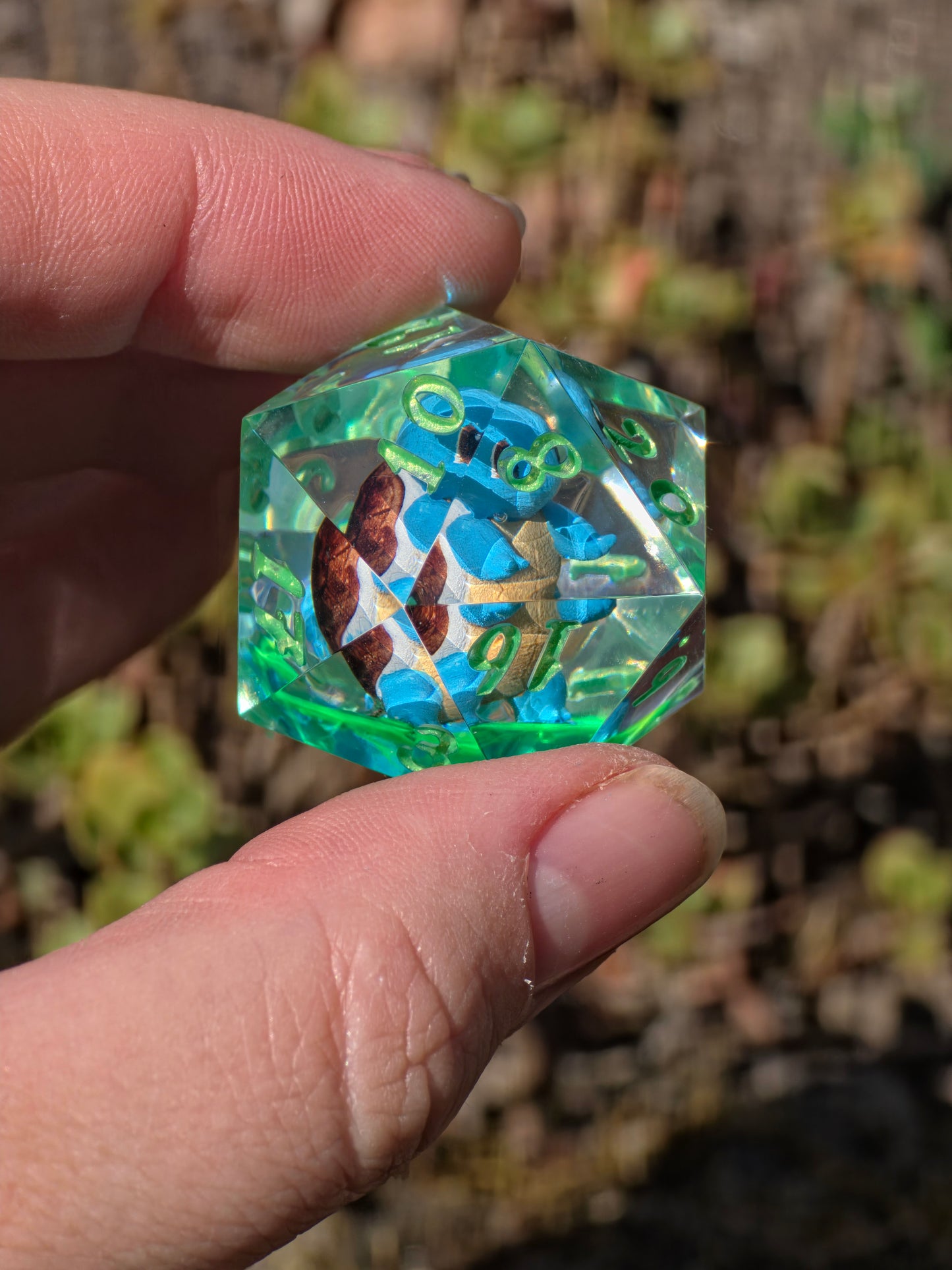 Shiggy – Toxic Lagoon D20 35 mm – Pokémon-inspirierter Resin Würfel in Neon Acid Green | Handgefertigter Chonk DnD Würfel
