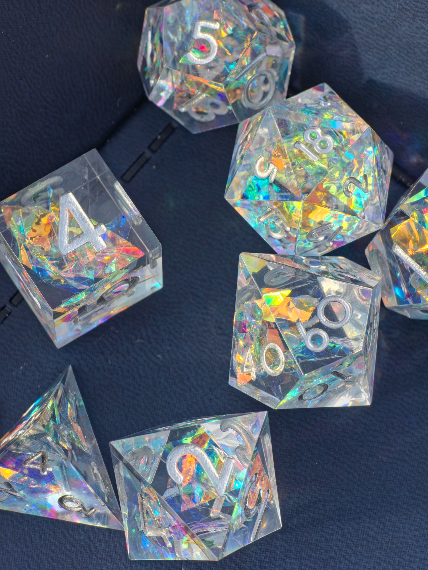 Aether Shards – Holografisches Crystal Dice Set | Klar Resin DnD Würfel mit Silberzahlen | Prismatic TTRPG Würfel | Handmade