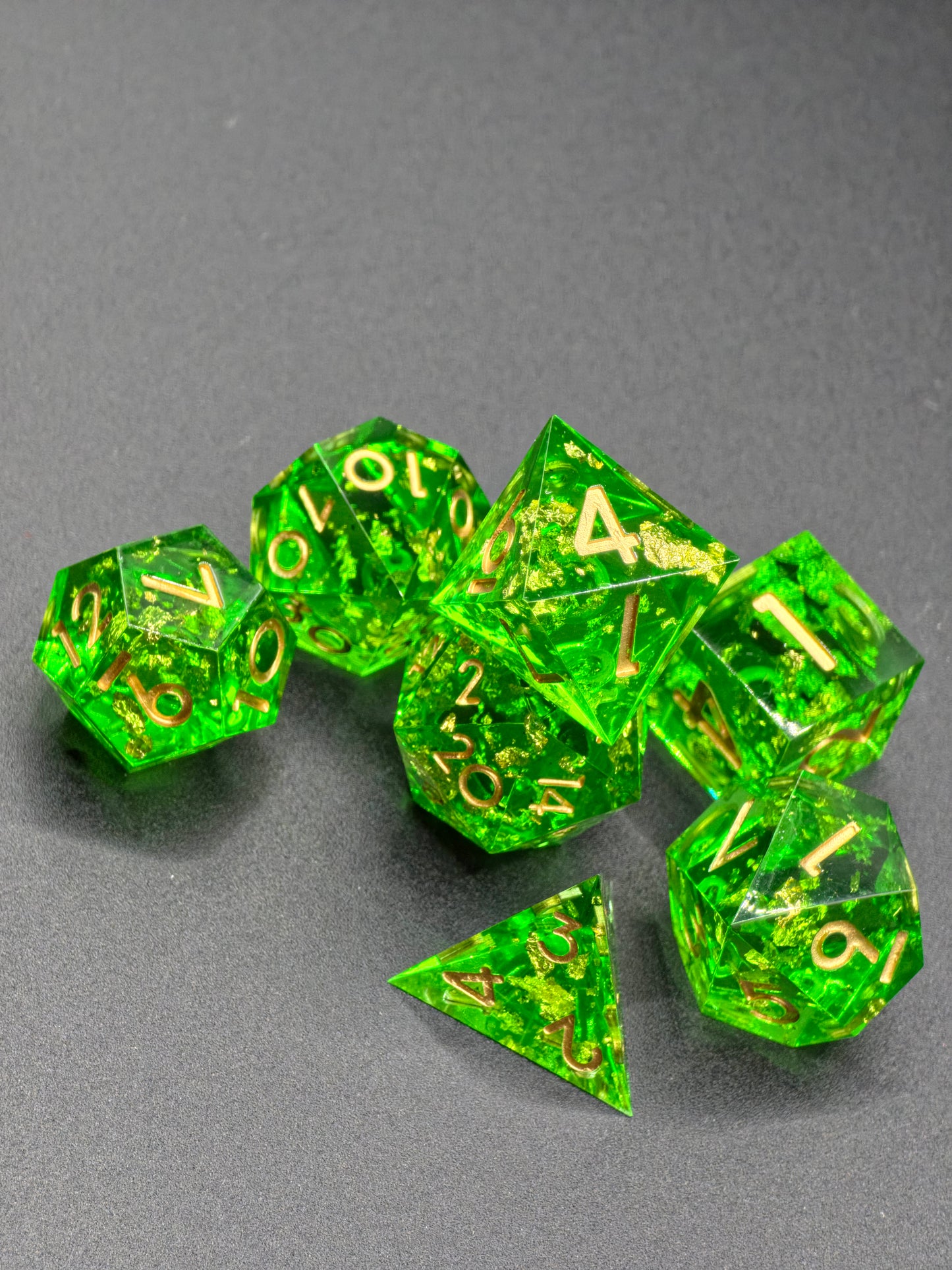 Polyedrisches Würfelset „Emerald Treasure“ – Handgemachte Resinwürfel in Smaragdgrün mit Goldflocken | DnD Dice Set Pen and Paper TTRPG | Edelstein Würfel mit Spiegelglanz