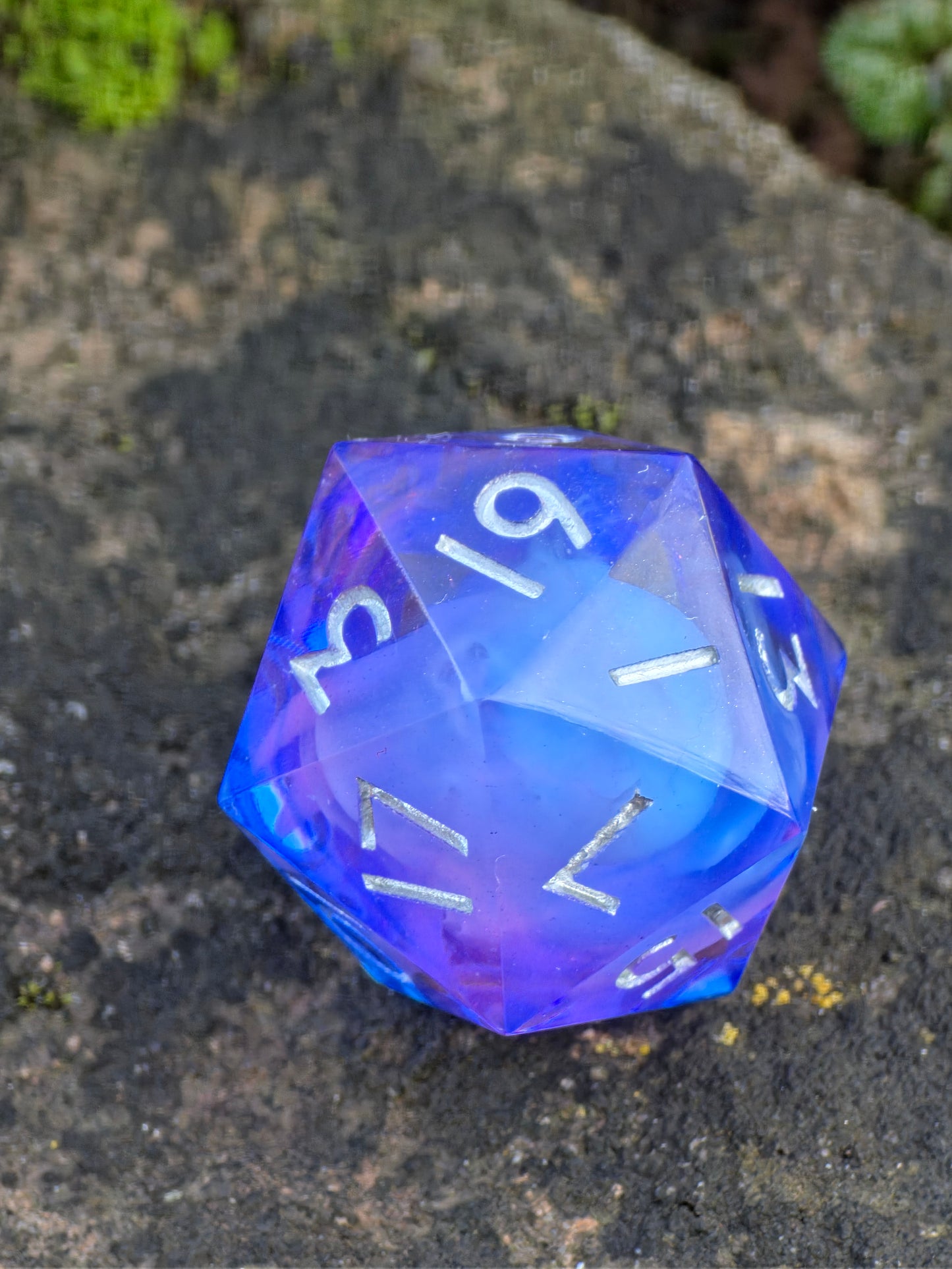 Einzelner Polyedrischer D20 – Cloud Blossom Nebula Effekt Blau Lila Transparent | Handgemachter Resinwürfel Standardgröße | DnD Dice Pen and Paper TTRPG Fantasy Würfel