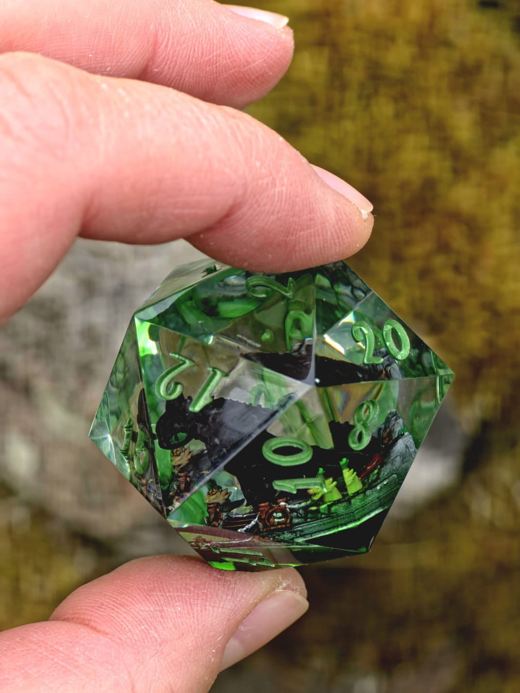 Nachtschatten D20 40mm – Handgemachter Resin Dragon Dice inspiriert von Ohnezahn aus How to Train Your Dragon, Schwarzer Drache Fantasy Würfel (Sarah)